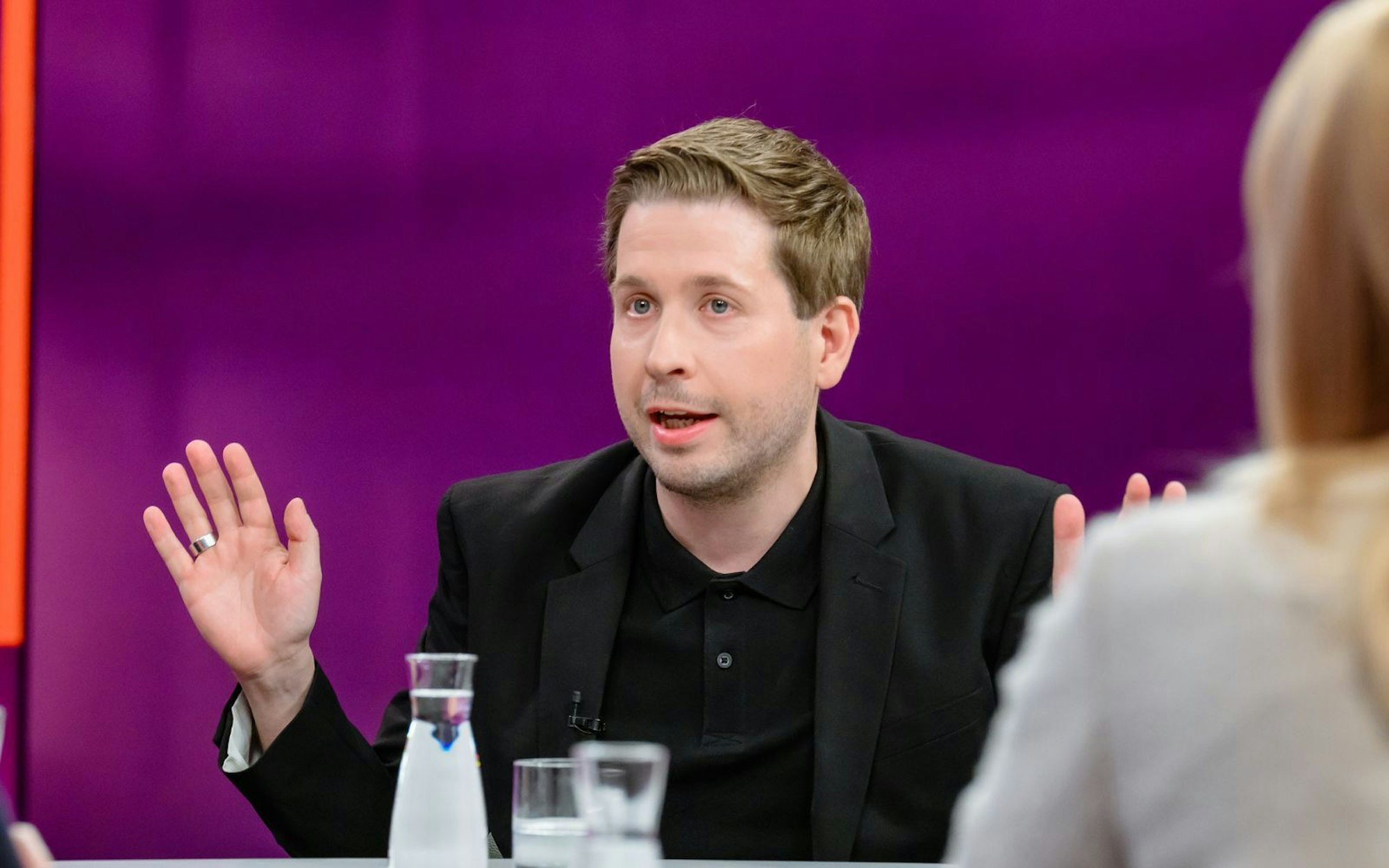 Kevin Kühnert zählte mehrere „Ungerechtigkeiten“ auf - unter anderem, dass auf Krypto-Gewinne nach einem Jahr keine Steuern gezahlt werden müssen. (Bild: ZDF/Svea Pietschmann )