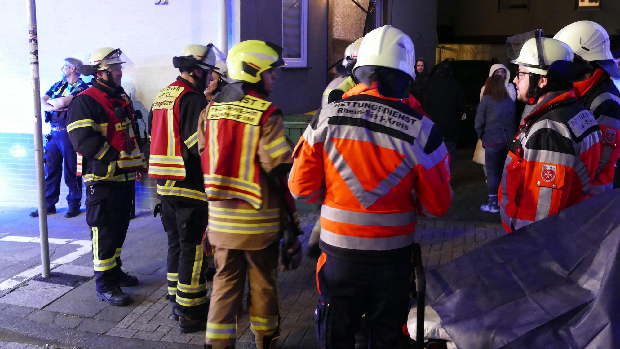 Einsatzkräfte der Freiwilligen Feuerwehr Alfter und des Löschzugs Bornheim bekämpften am 1. Mai einen Brand an der Alanushochschule. Archivfoto.
