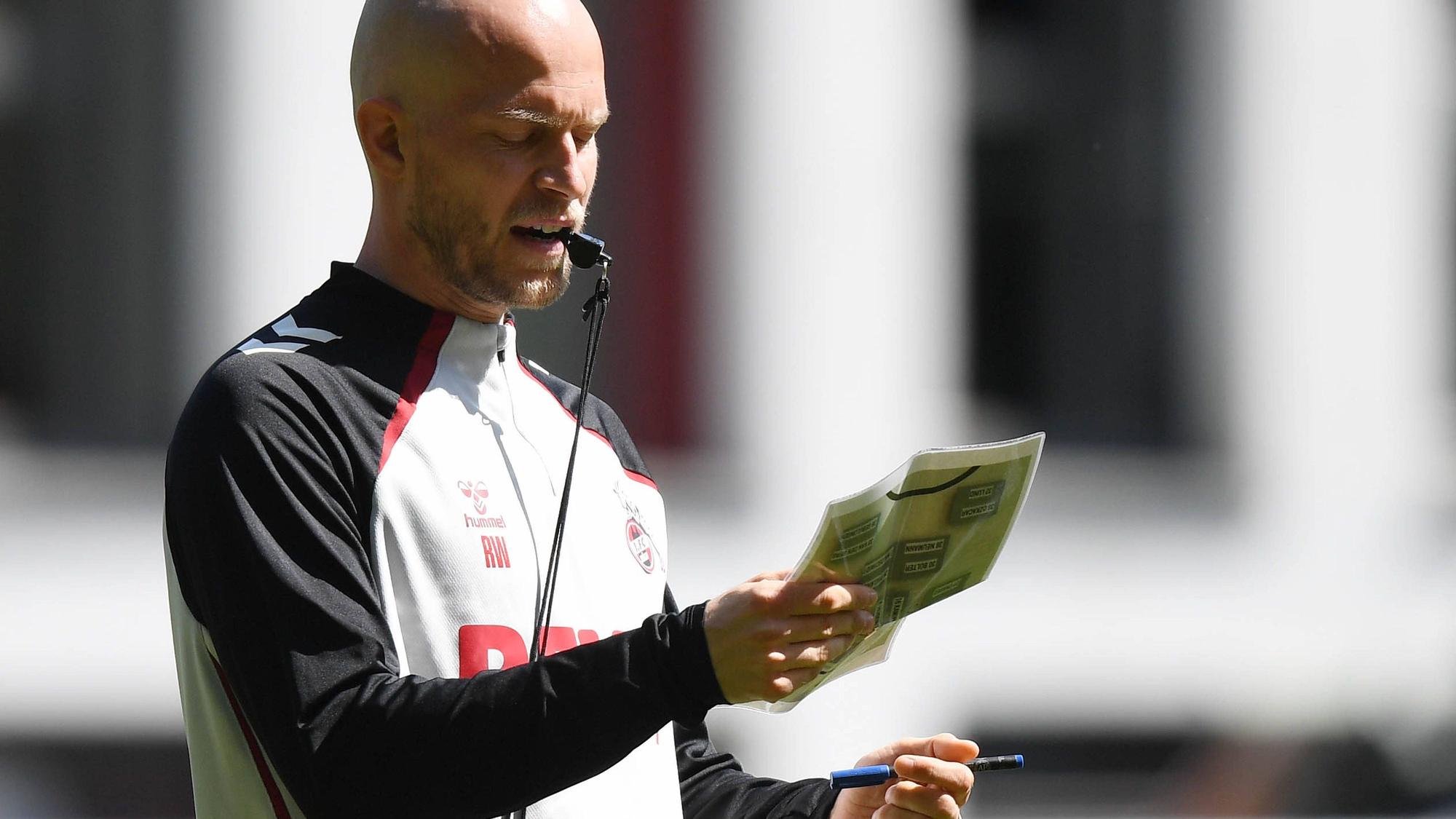 Niemand kann eine Trillerpfeife so lässig im Mundwinkel haben wie FC-Trainer René Wagner, während er die nächste Übung vorbereitet.