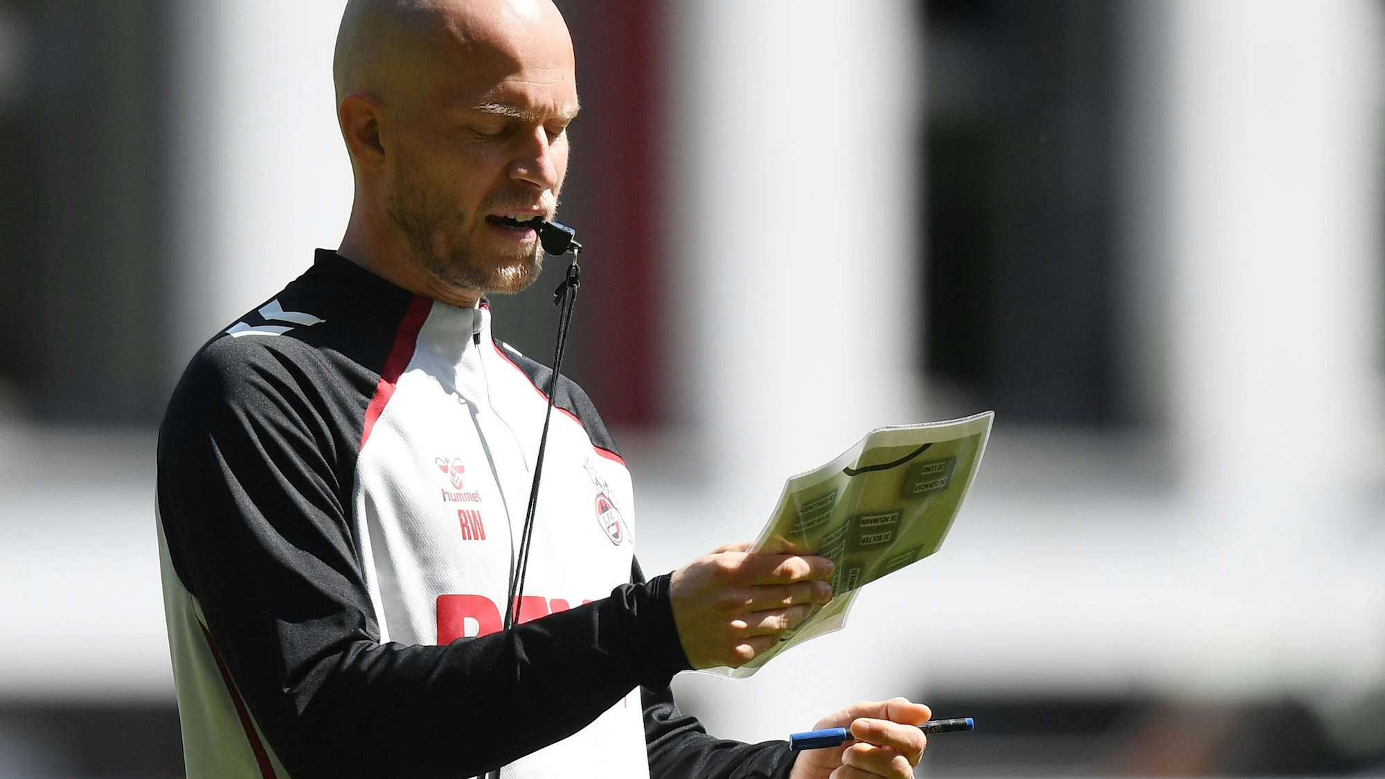 Niemand kann eine Trillerpfeife so lässig im Mundwinkel haben wie FC-Trainer René Wagner, während er die nächste Übung vorbereitet.