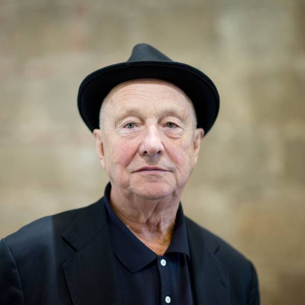 Der Maler und Bildhauer, Georg Baselitz, steht im Residenzschloss in der Ausstellung «Hintergrundgeschichten - Georg Baselitz».