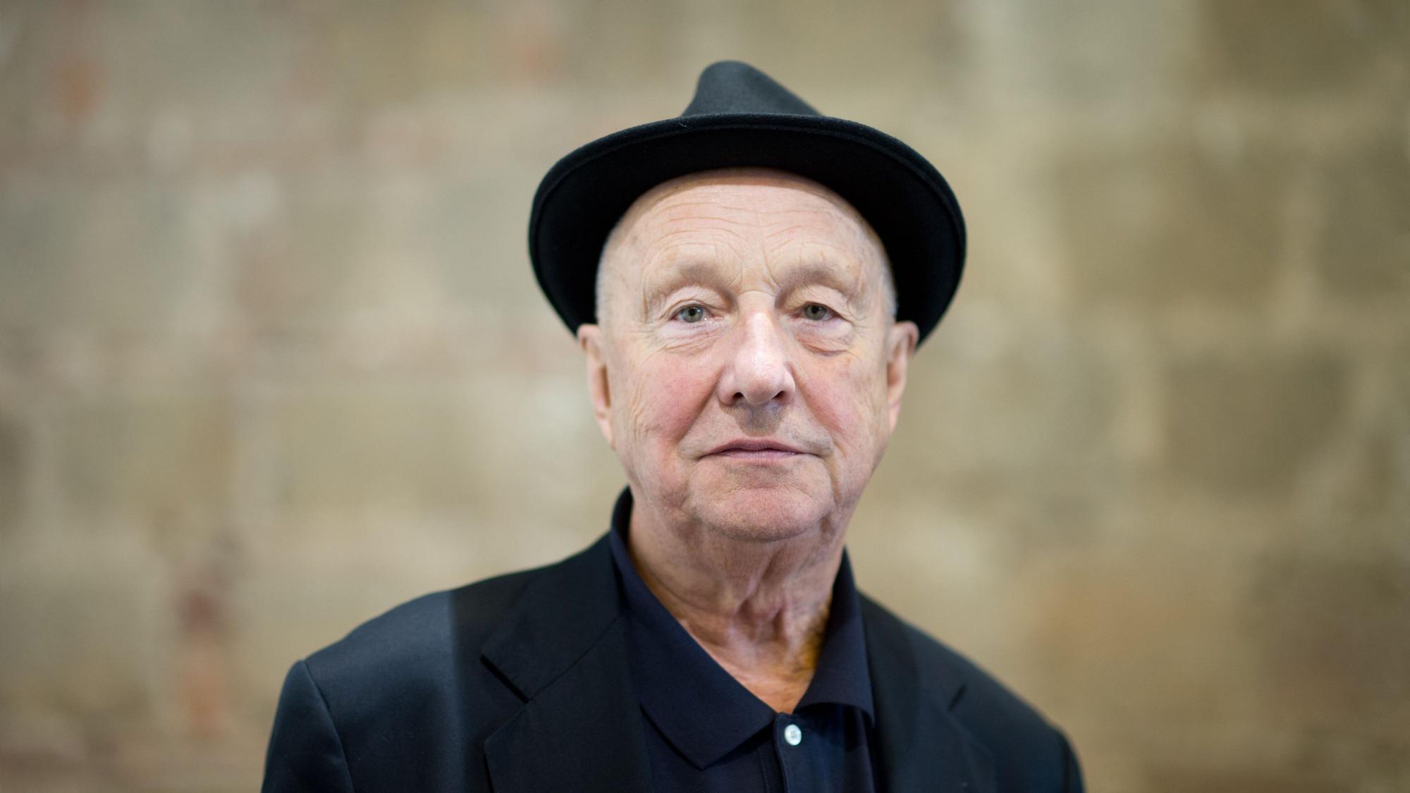 Der Maler und Bildhauer, Georg Baselitz, steht im Residenzschloss in der Ausstellung «Hintergrundgeschichten - Georg Baselitz».