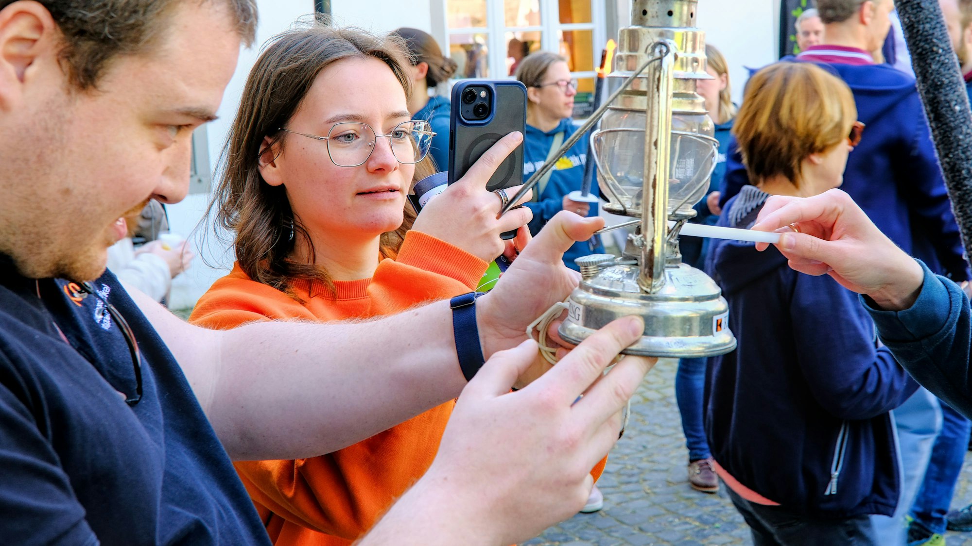 Das Foto zeigt, wie die Flamme weitergereicht wird