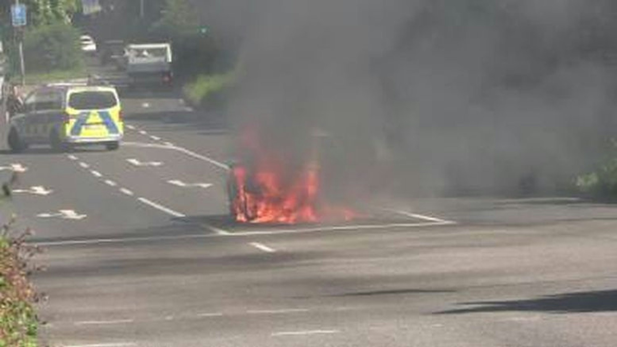 In Troisdorf ist am Donnerstagnachmittag (30.4.) ein Taxi auf dem Theodor-Heuss-Ring ausgebrannt.