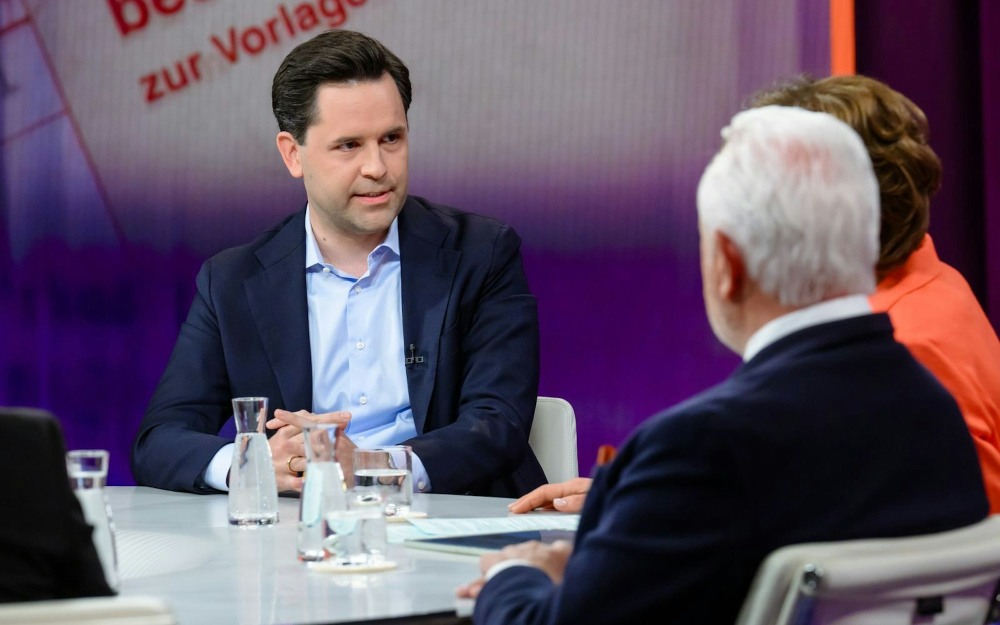 Johannes Winkel, Chef der Jungen Union, forderte während der Sendung geradezu mantraartig: „Rhetorisch abrüsten und inhaltlich aufrüsten.“ Bis es Maybrit Illner zu viel wurde: „Das ist jetzt sehr schön. Sie müssen es nicht noch mal sagen. Ich glaube, wir haben es verstanden.“ (Bild: ZDF/Svea Pietschmann )