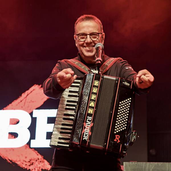 Kurt Feller steht beim Konzert auf der Bühne.
