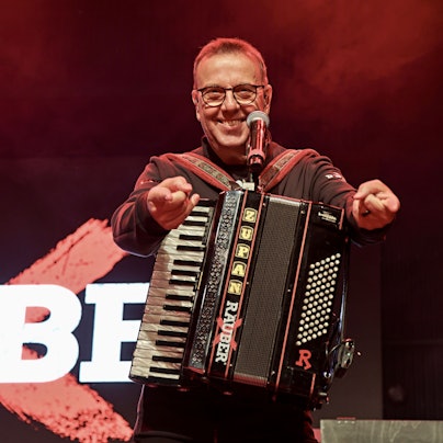 Kurt Feller steht beim Konzert auf der Bühne.