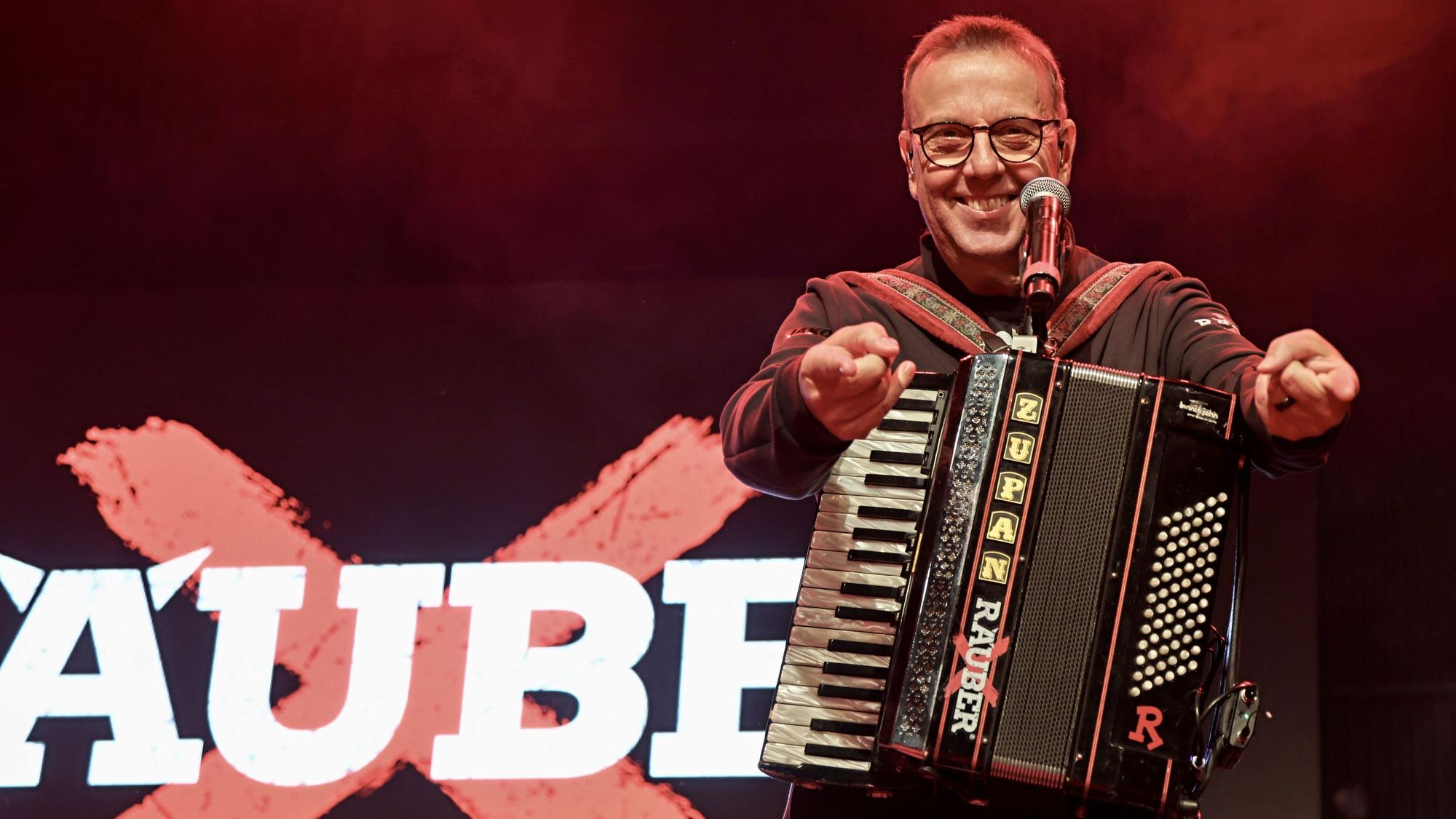 Kurt Feller steht beim Konzert auf der Bühne.