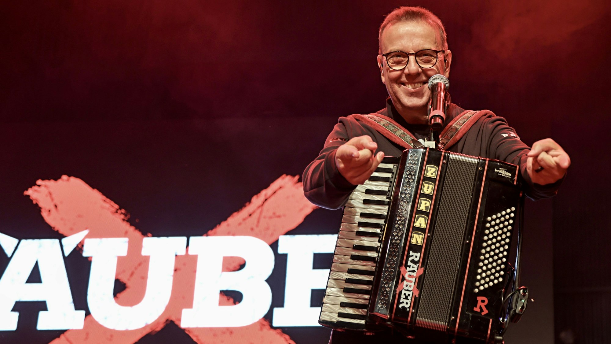 Kurt Feller steht beim Konzert auf der Bühne.