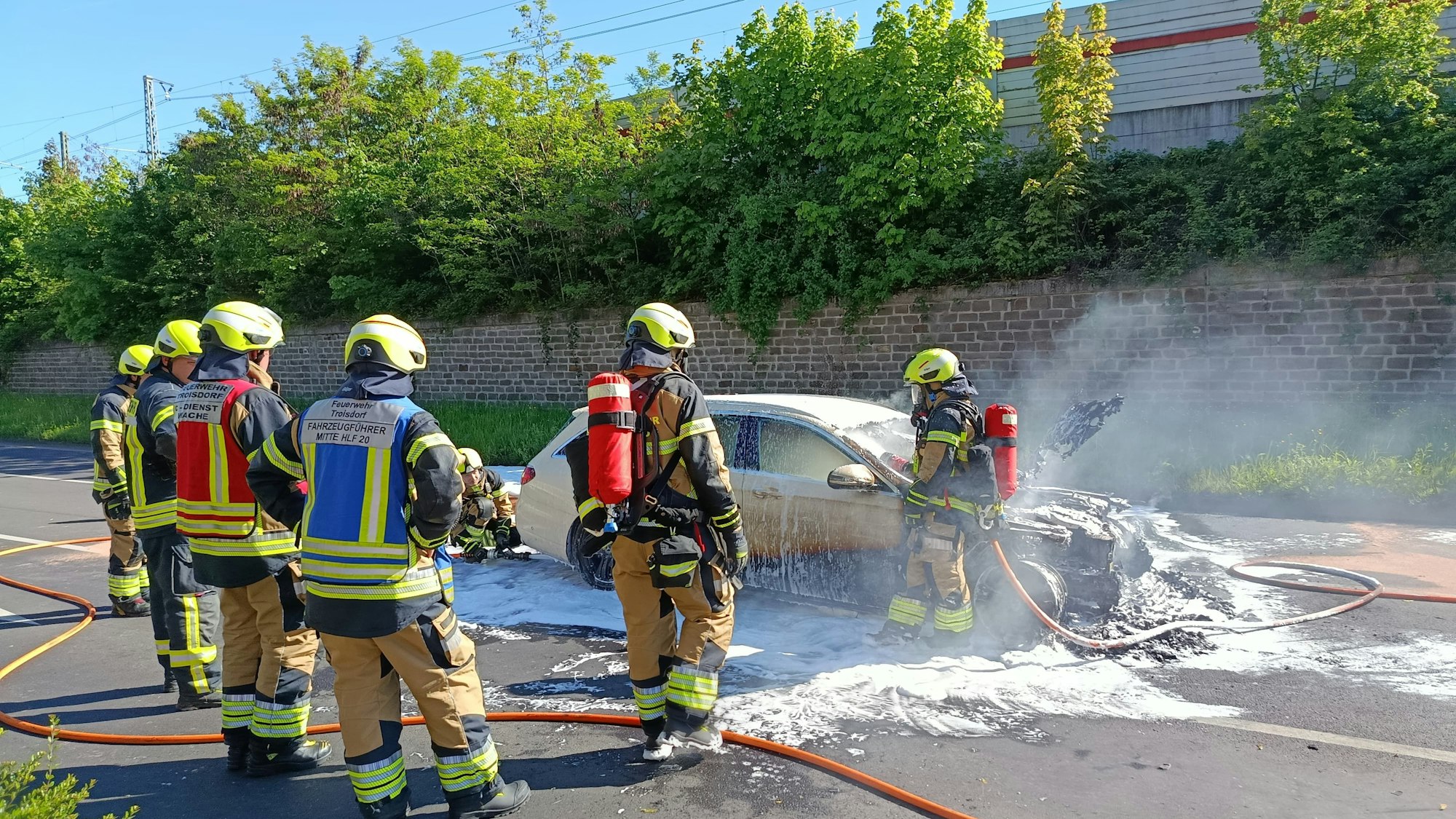 Die Feuerwehr konnte nur noch löschen, das Taxi war fast komplett ausgebrannt.