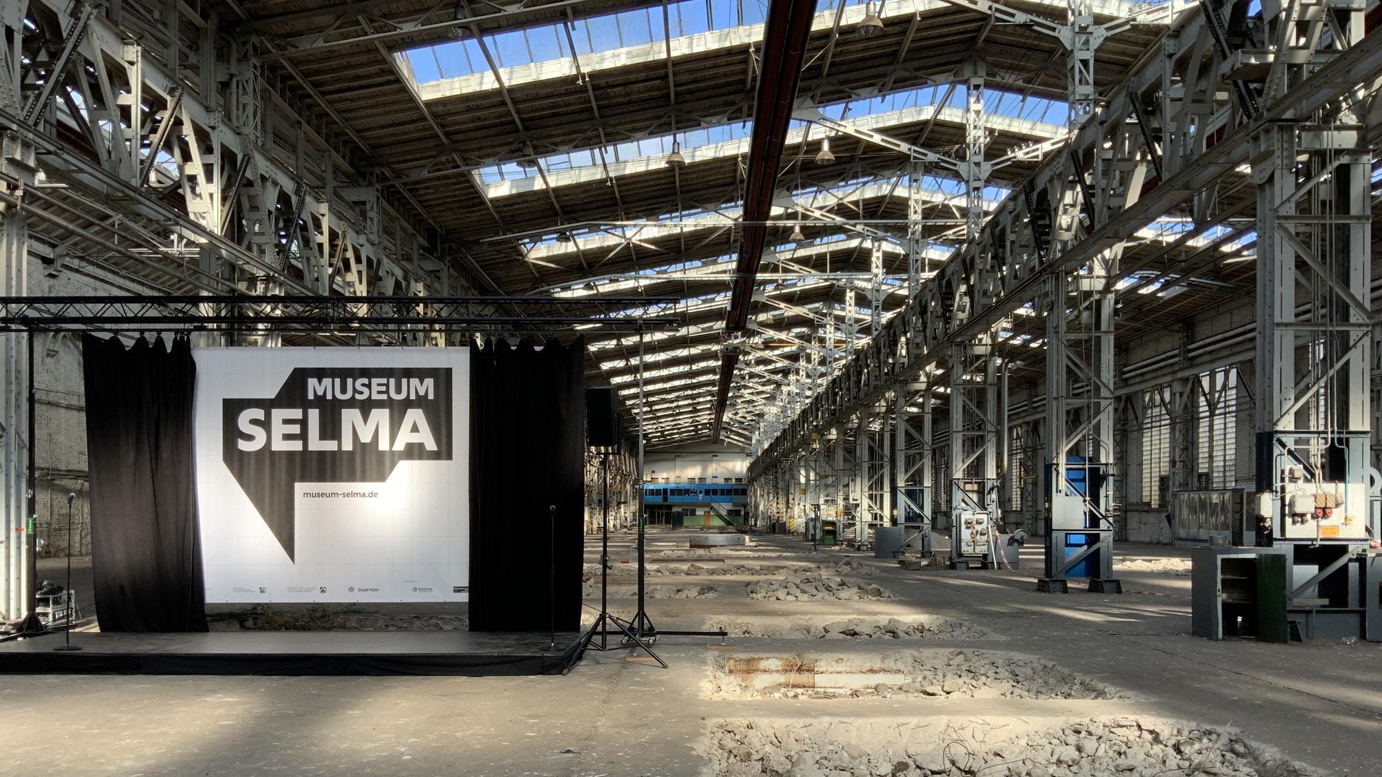 Halle 70: In der Industriehalle der stillgelegten KHD-Werke in Köln-Kalk mit Mueseum-Selma-Banner