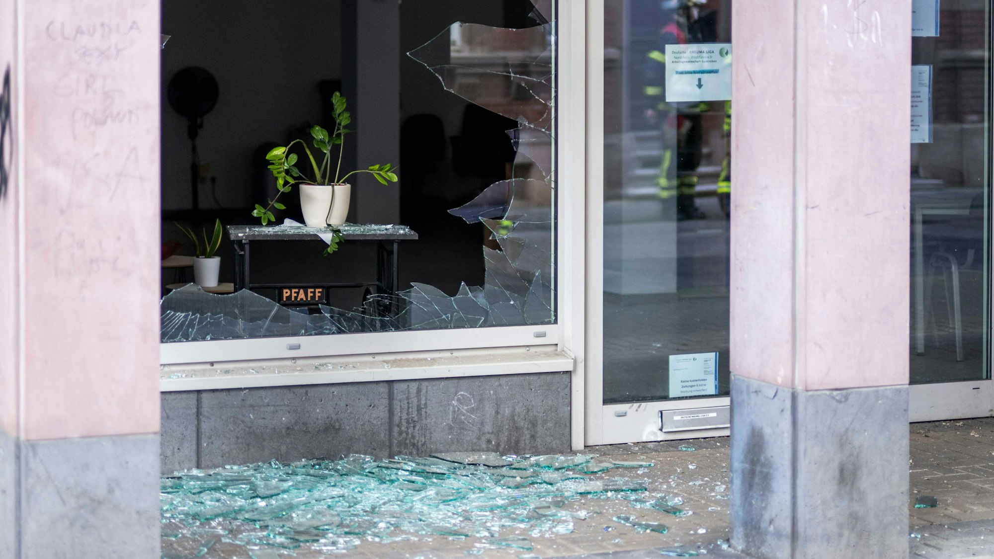 Das Bild zeigt die zerstörte Schaufensterscheibe des Ladenlokals.