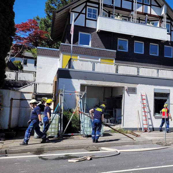 Das Foto zeigt das Bankgebäude nach der Sprengung