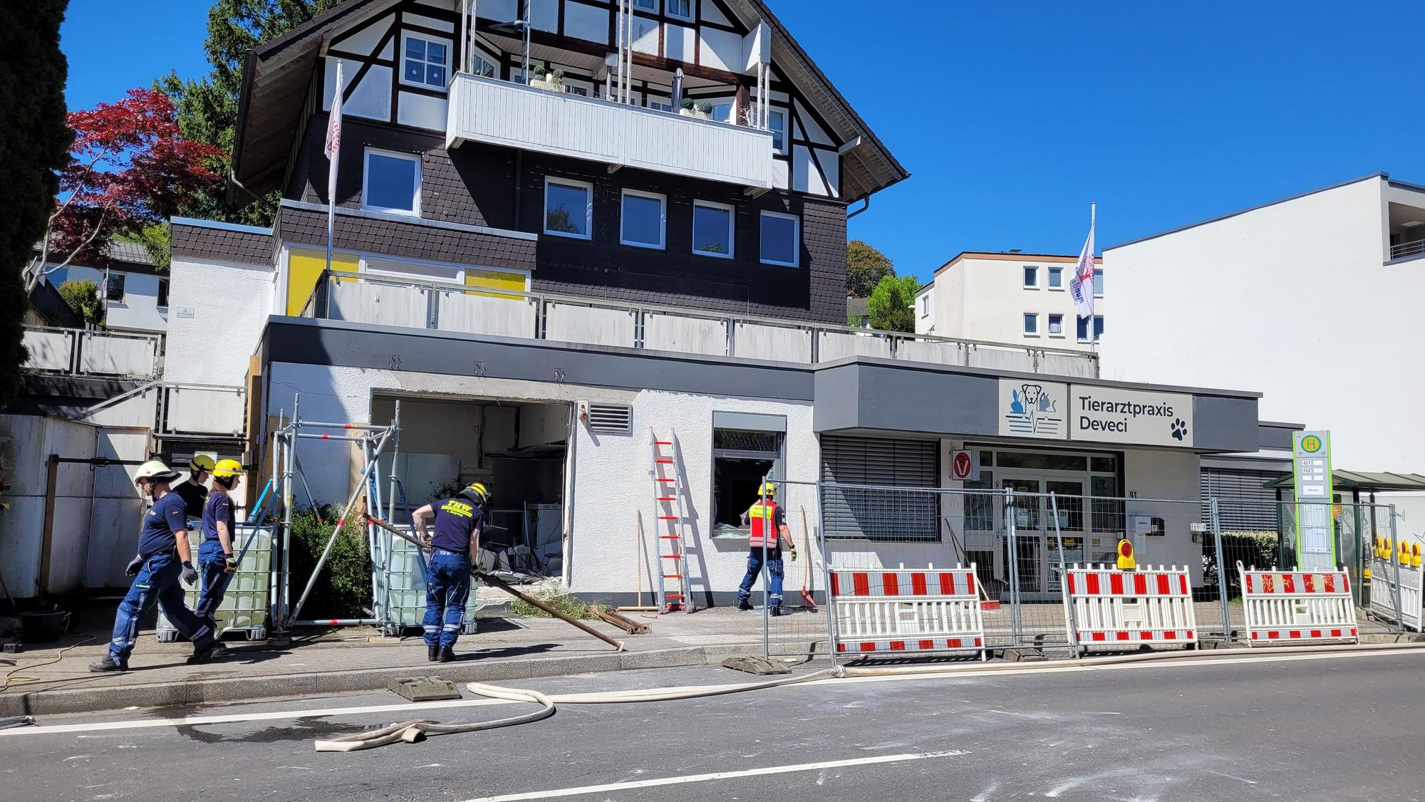 Das Foto zeigt das Bankgebäude nach der Sprengung