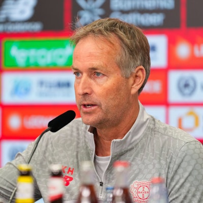 30.04.2026, xydrx, Fußball, Pressekonferenz Bayer 04 Leverkusen, Cheftrainer Kasper Hjulmand gestikulierend vor dem Bundesliga Heimspiel gegen RB Leipzig, Saison 2025 2026 DFB regulations prohibit any use of photographs as image sequences and or quasi-video. *** 30 04 2026, xydrx, Football, Press conference Bayer 04 Leverkusen, head coach Kasper Hjulmand gesticulating before the Bundesliga home match against RB Leipzig, season 2025 2026 DFB regulations prohibit any use of photographs as image sequences and or quasi video Copyright: HMBxMedia/YannisxDreimann