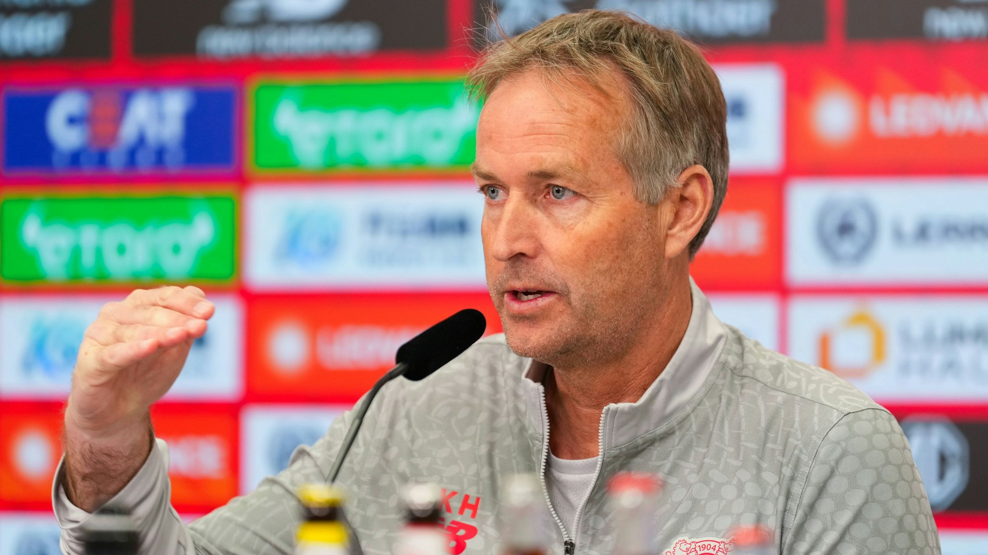30.04.2026, xydrx, Fußball, Pressekonferenz Bayer 04 Leverkusen, Cheftrainer Kasper Hjulmand gestikulierend vor dem Bundesliga Heimspiel gegen RB Leipzig, Saison 2025 2026 DFB regulations prohibit any use of photographs as image sequences and or quasi-video. *** 30 04 2026, xydrx, Football, Press conference Bayer 04 Leverkusen, head coach Kasper Hjulmand gesticulating before the Bundesliga home match against RB Leipzig, season 2025 2026 DFB regulations prohibit any use of photographs as image sequences and or quasi video Copyright: HMBxMedia/YannisxDreimann