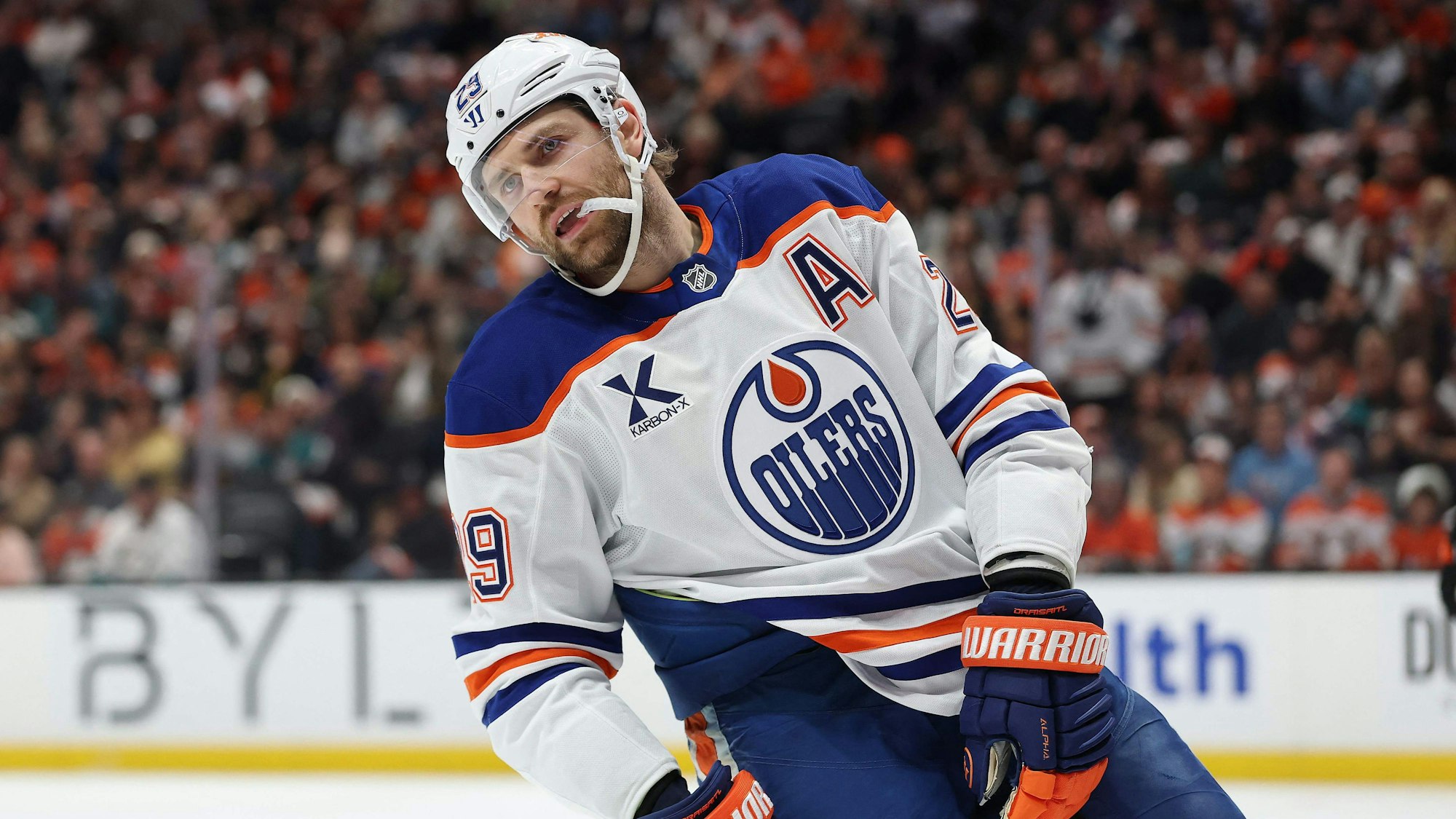 Leon Draisaitl ist in den Playoffs mit seinen Edmonton Oilers an den Anaheim Ducks gescheitert. (Archivbild)