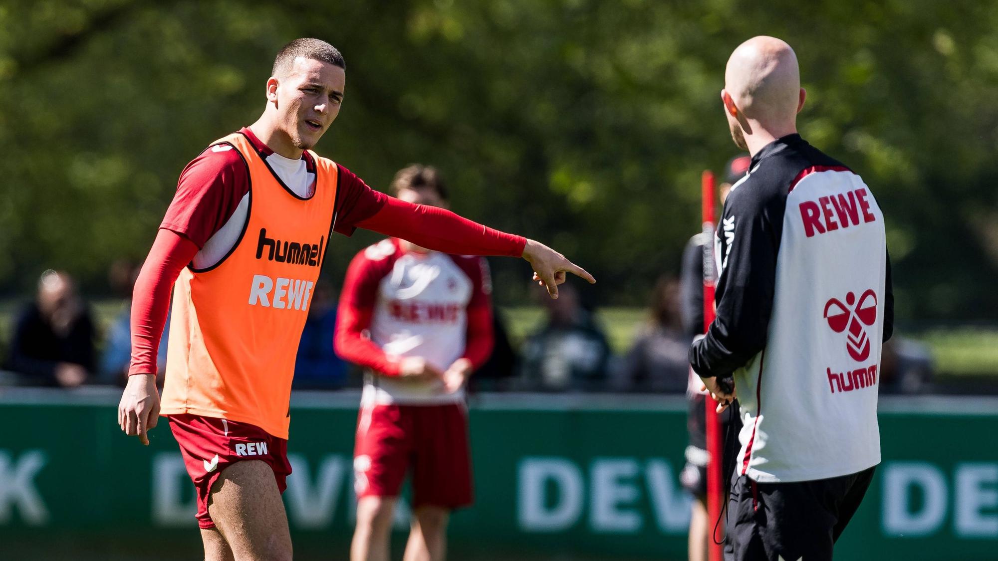 Said El Mala (l.) im Gespräch mit Trainer René Wagner