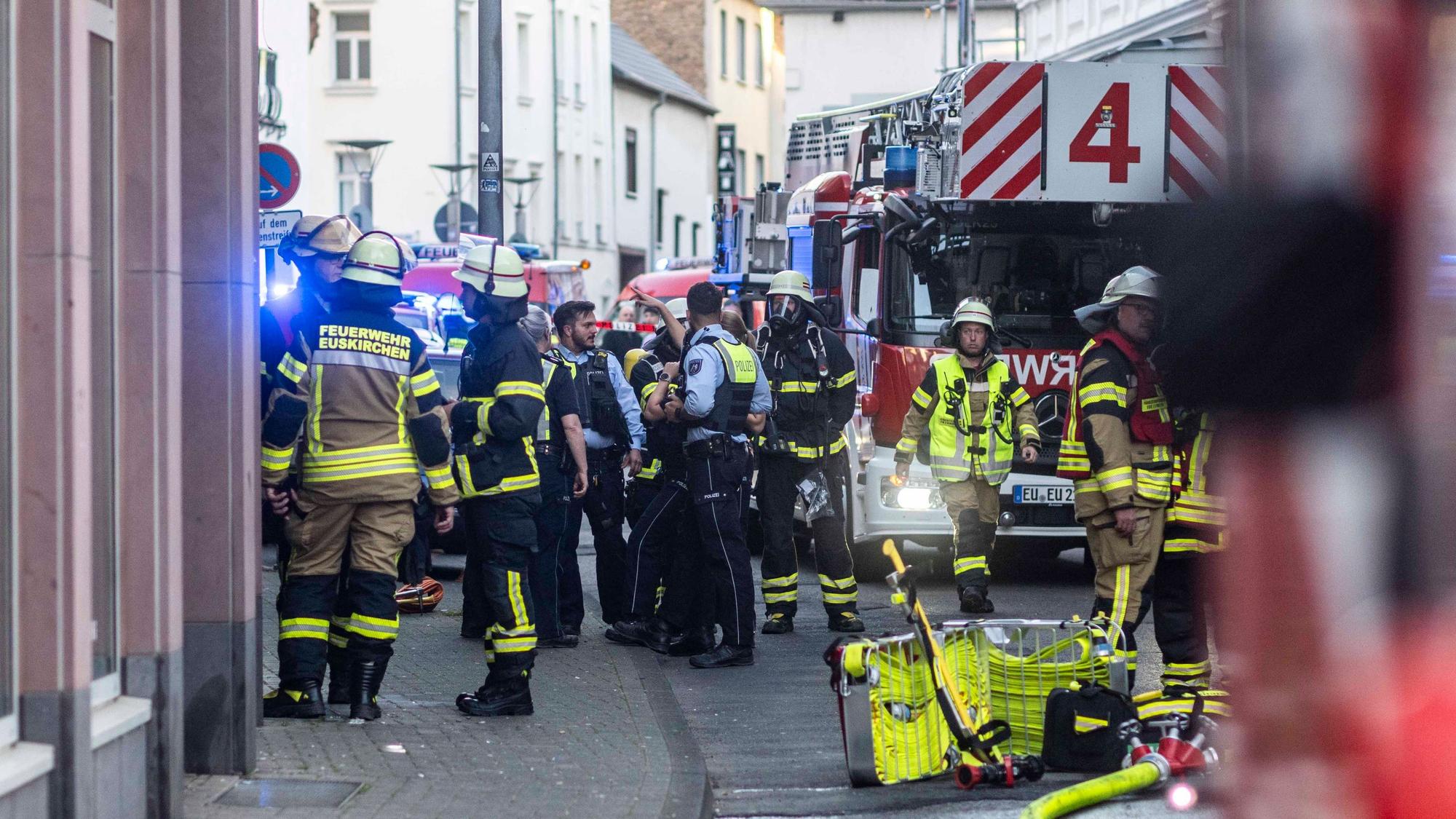 Das Bild zeigt die Einsatzstelle an der Baumstraße. Zahlreiche Feuerwehrleute und Polizisten sind zu sehen.