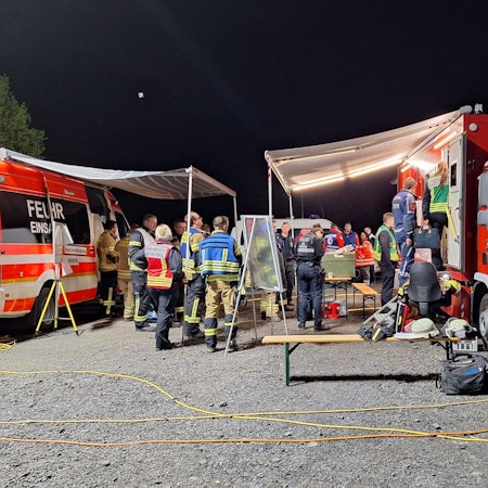 Zahlreiche Einsatzkräfte sind wegen eines Waldbrandes im Einsatz.