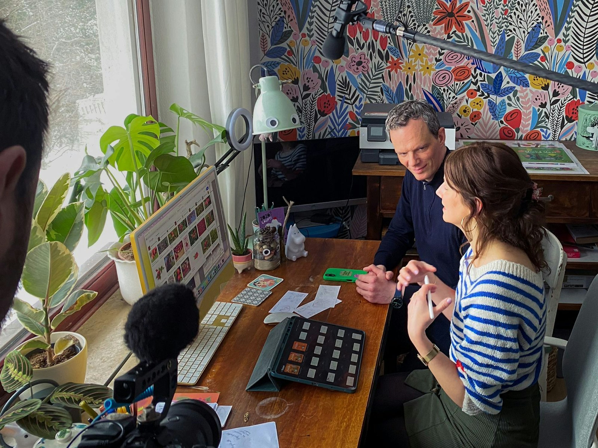 Wie bedroht sind kreative Berufe? Florian Neuhann spricht darüber mit Illustratorin Anne Behl. (Bild: ZDF/Leonard Bendix)