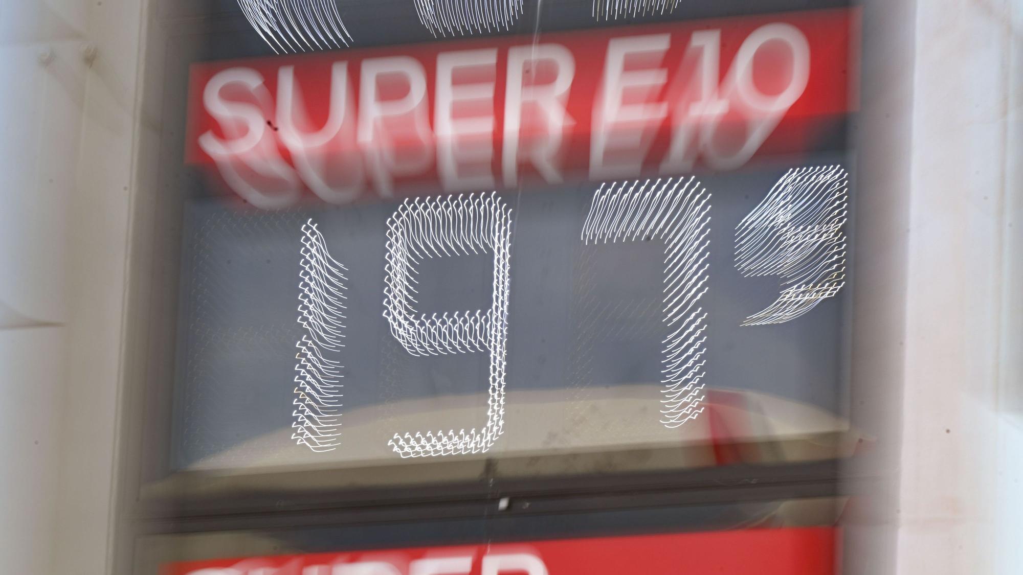 An einer Preisanzeige einer Tankstelle wird ein Preis von 1,97 Euro für einen Liter Super E10 angezeigt. (Archivbild)
