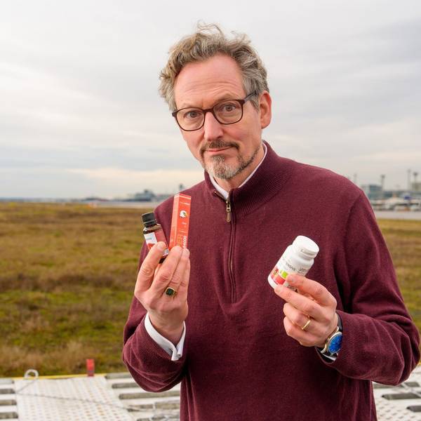 Dr. Eckart von Hirschhausen am Frankfurter Flughafen. Allein 2024 stellte der Zoll über zwei Millionen illegale Ampullen und Tabletten sicher. (Bild: WDR/Annika Graeff)