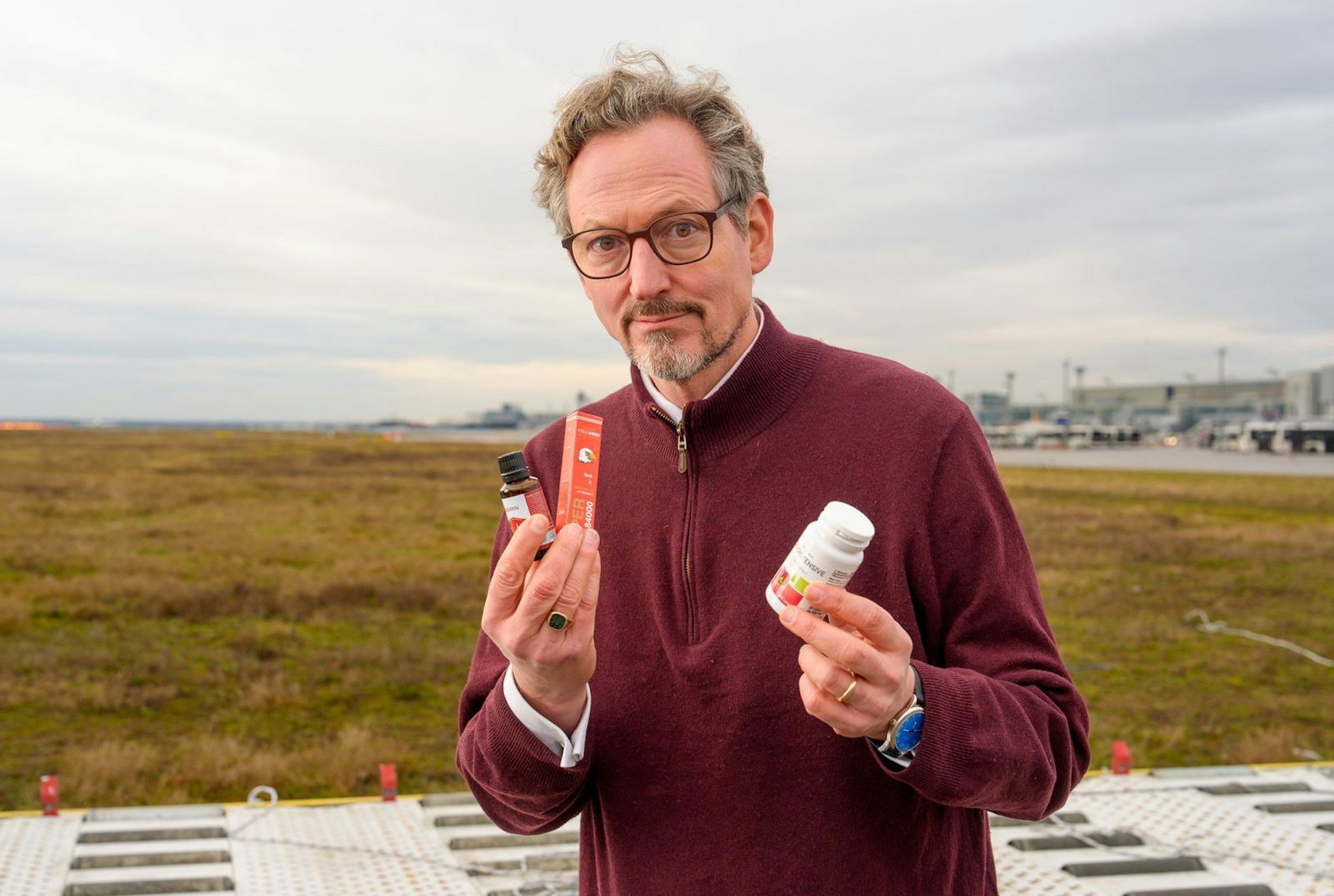 Dr. Eckart von Hirschhausen am Frankfurter Flughafen. Allein 2024 stellte der Zoll über zwei Millionen illegale Ampullen und Tabletten sicher. (Bild: WDR/Annika Graeff)