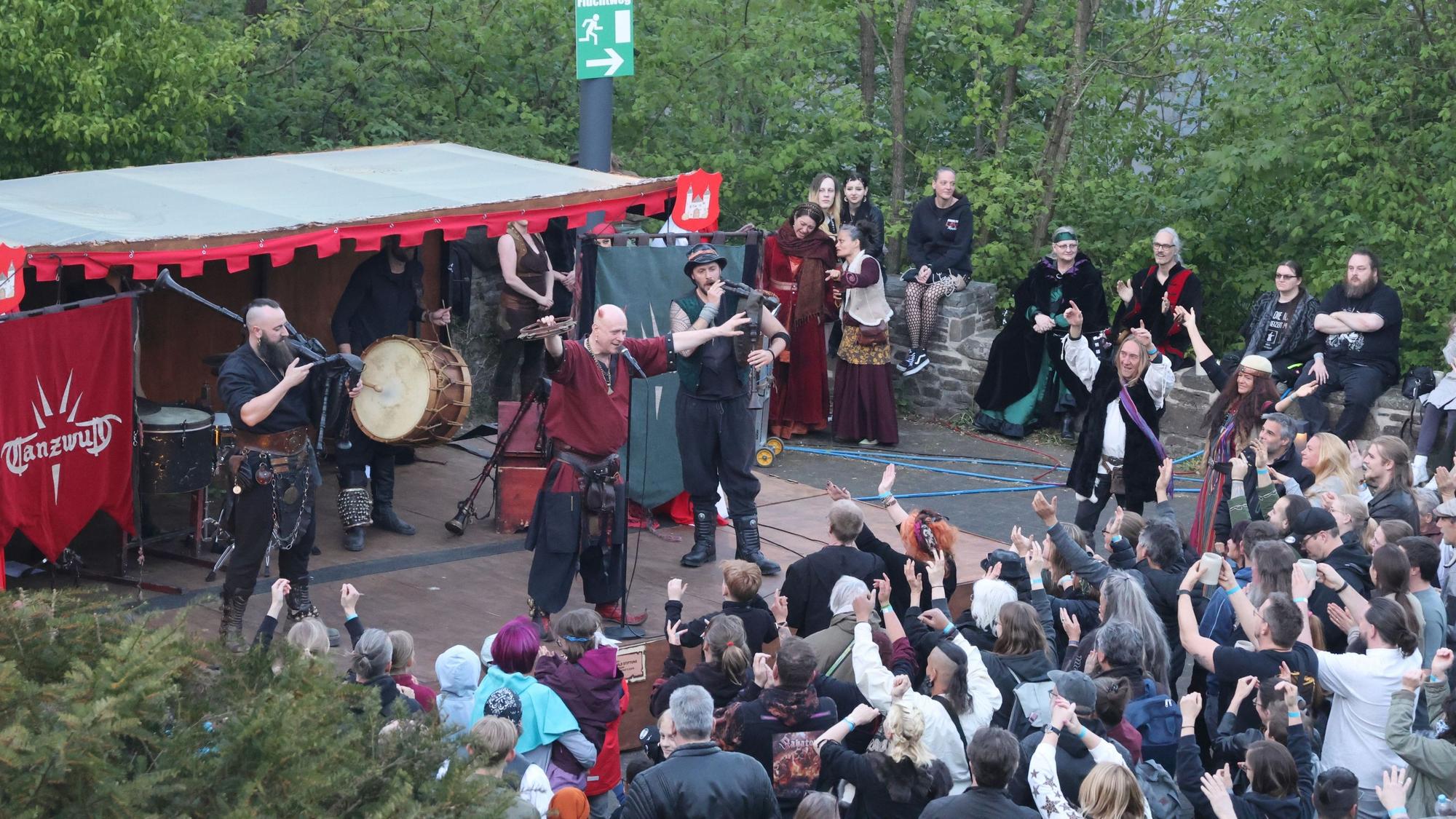 Eine Band bei ihrem Auftritt auf einem Mittelaltermarkt.