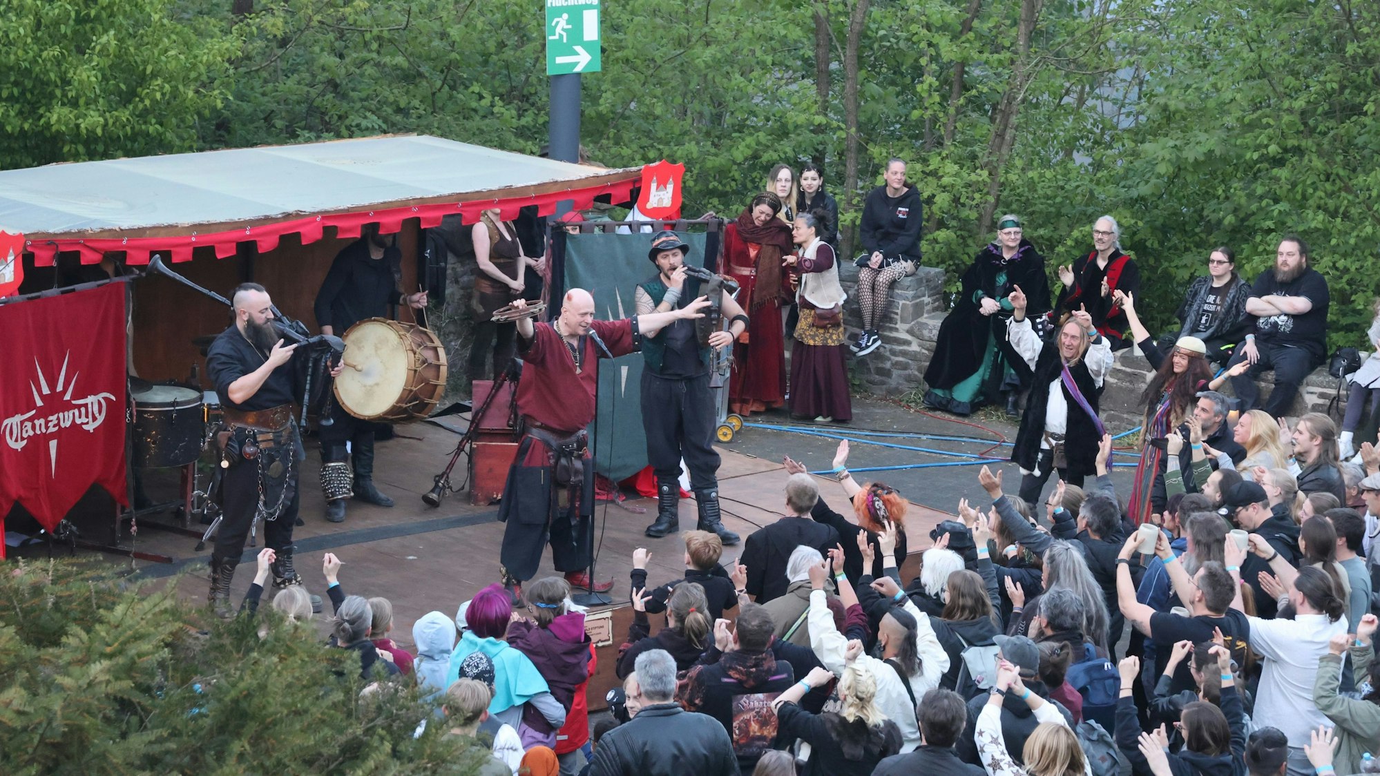 Eine Band bei ihrem Auftritt auf einem Mittelaltermarkt.