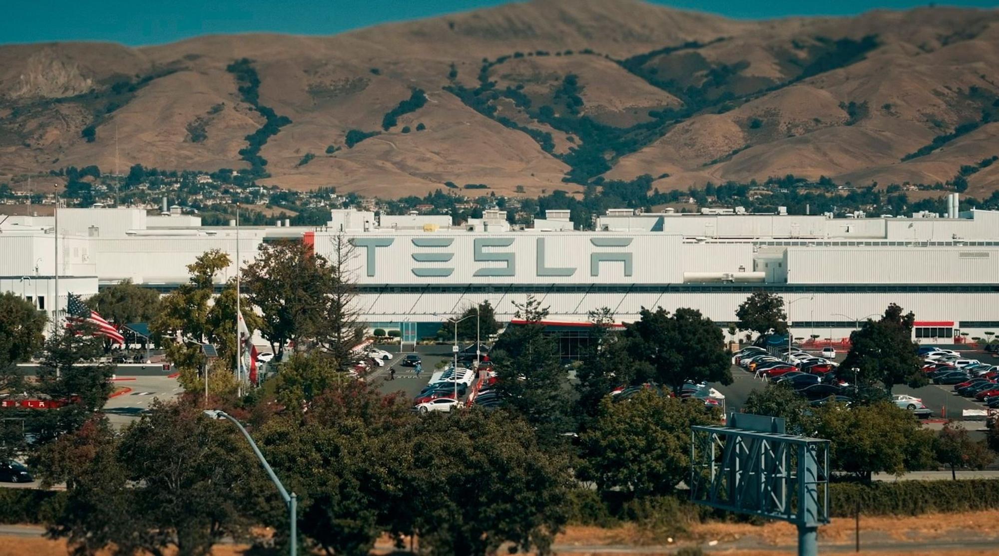 Der amerikanische Autobauer Tesla sorgt seit Jahren für hohe Gewinne - und starke Kontroversen. (Bild: HR/Pond5)