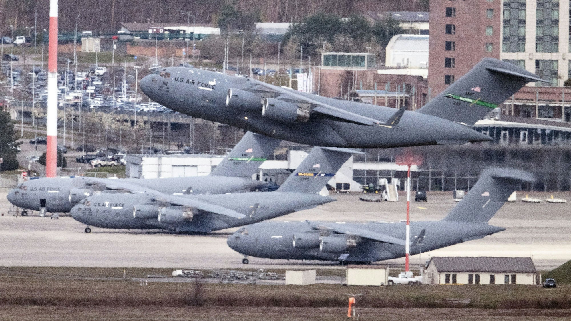 Ein militärisches Transportflugzeug vom Typ Boeing C-17 Globemaster III startet von der US-Airbase in Ramstein, der zentralen Luftdrehscheibe für Europa und den Nahen Osten.