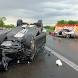 Das Bild zeigt zwei verunglückte Autos.