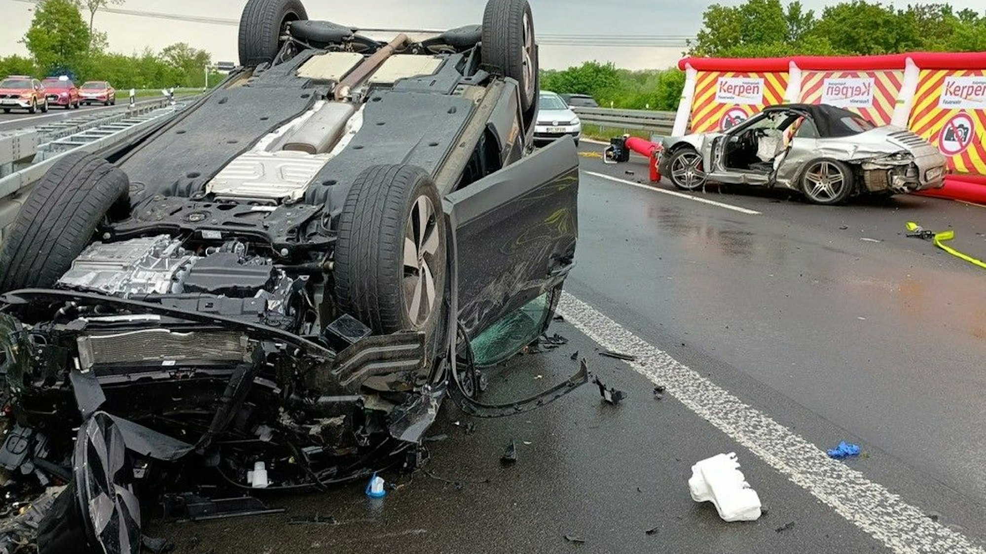 Das Bild zeigt zwei verunglückte Autos.