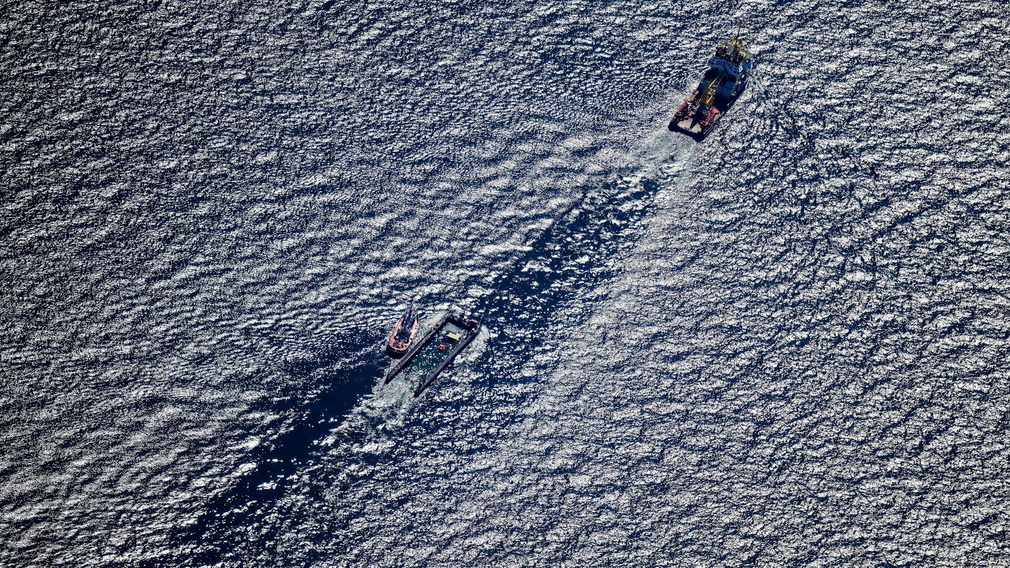 Der Buckelwal wird in seiner Barge vom Schlepper Fortuna B entlang der dänischen Küste in Höhe unterhalb von Skagen, im sogenannten Skagerrak, durch die Ostsee gezogen (Luftaufnahme aus einem Flugzeug).