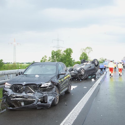 Das Bild zeigt zwei verunglückte Autos.