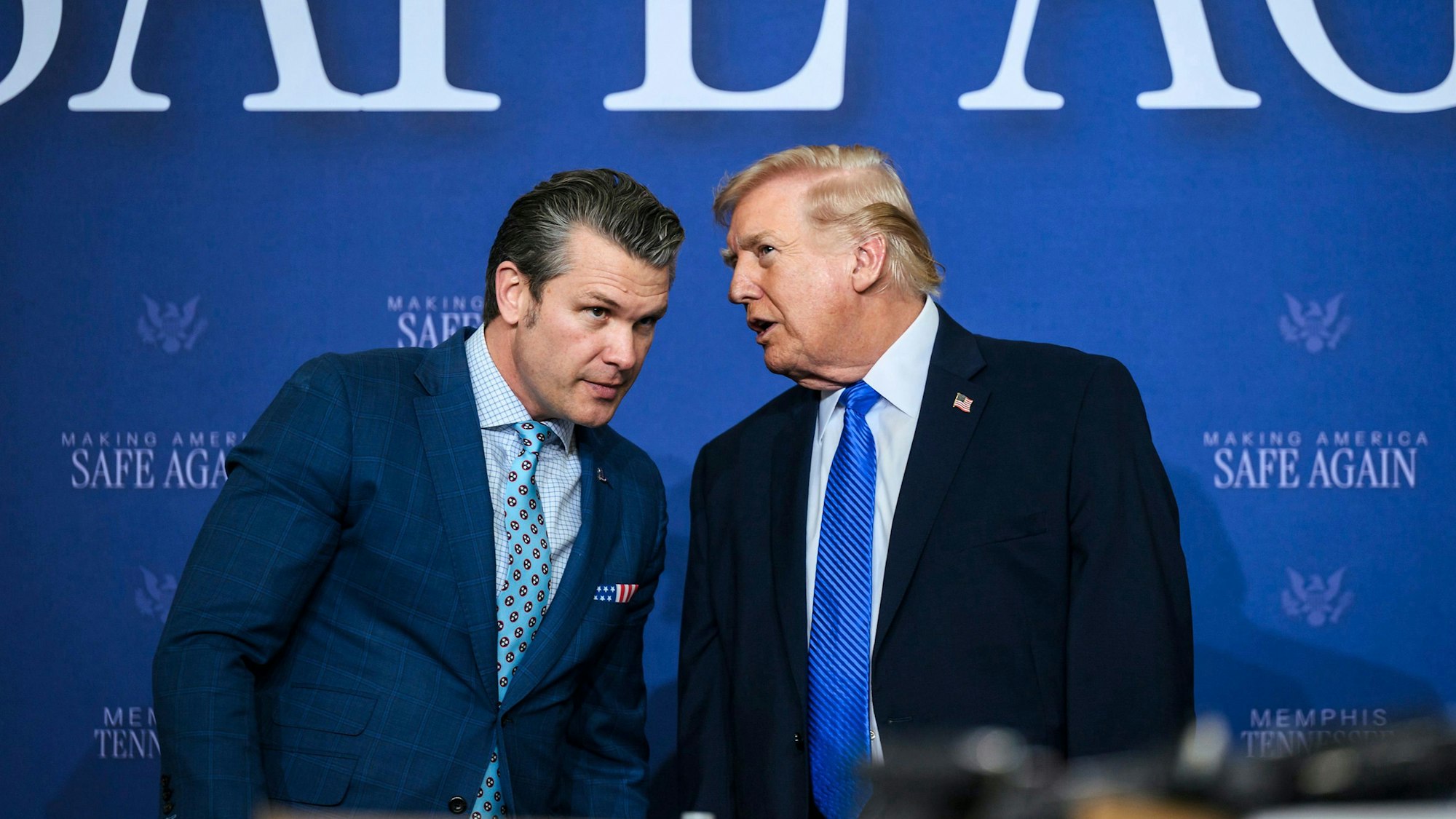 US-Präsident Donald Trump (r), unterhält sich mit Verteidigungsminister Pete Hegseth, während des Rundtischgesprächs der Memphis Safe Task Force zur öffentlichen Sicherheit auf der Tennessee Air National Guard Base.