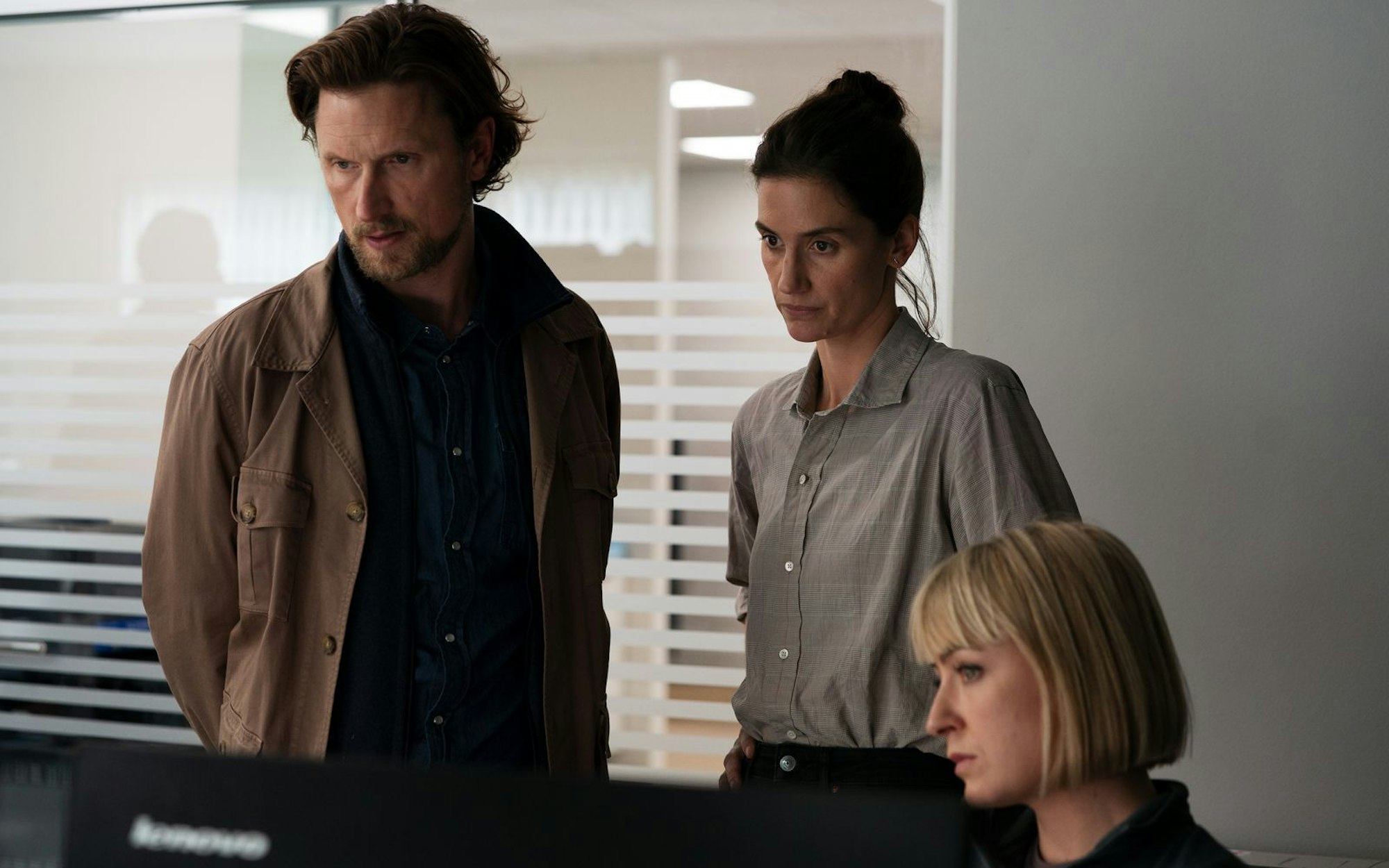 Mark Hess (Mikkel Boe Følsgaard) und Naia Thulin (Danica Curcic, Mitte) ermitteln in einem neuen Fall von Serienmorden. (Bild: Tine Harden / Netflix)