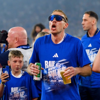 Timo Becker jubelt mit Bier und Sonnenbrille.