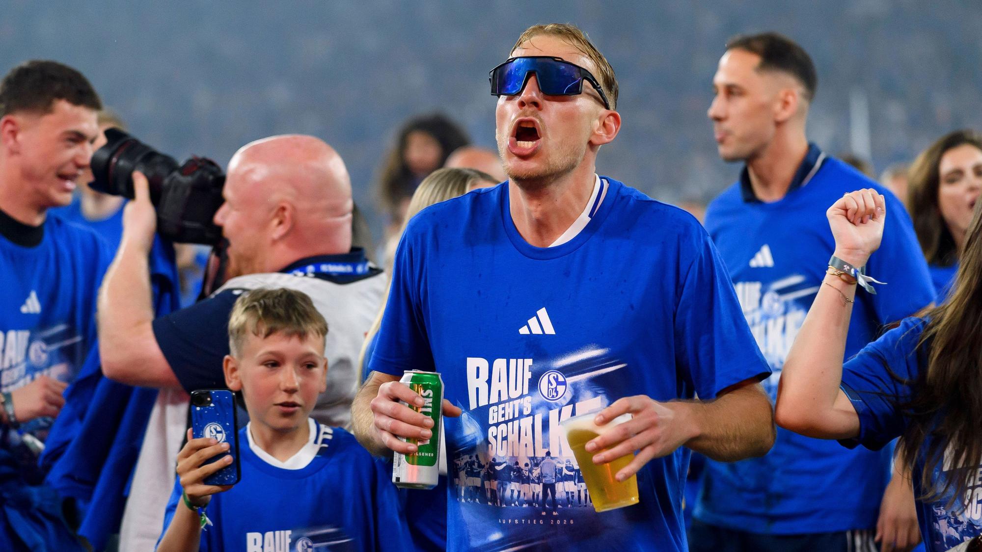 Timo Becker jubelt mit Bier und Sonnenbrille.