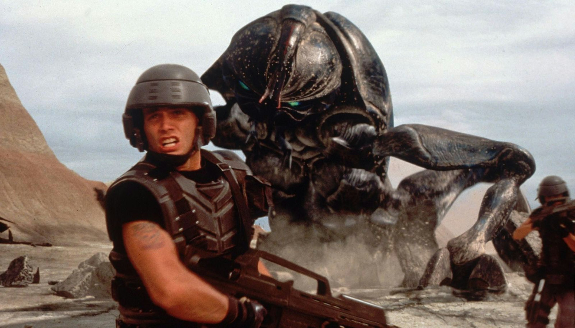Da hilft kein Insektenspray mehr: Johnny Rico (Casper Van Dien) bekommt es mit einer überdimensionierten Schabe zu tun, die auch noch Feuer spukt. (Bild: 1997 TriStar Pictures, Inc. and Touchstone Pictures. All Rights Reserved.)