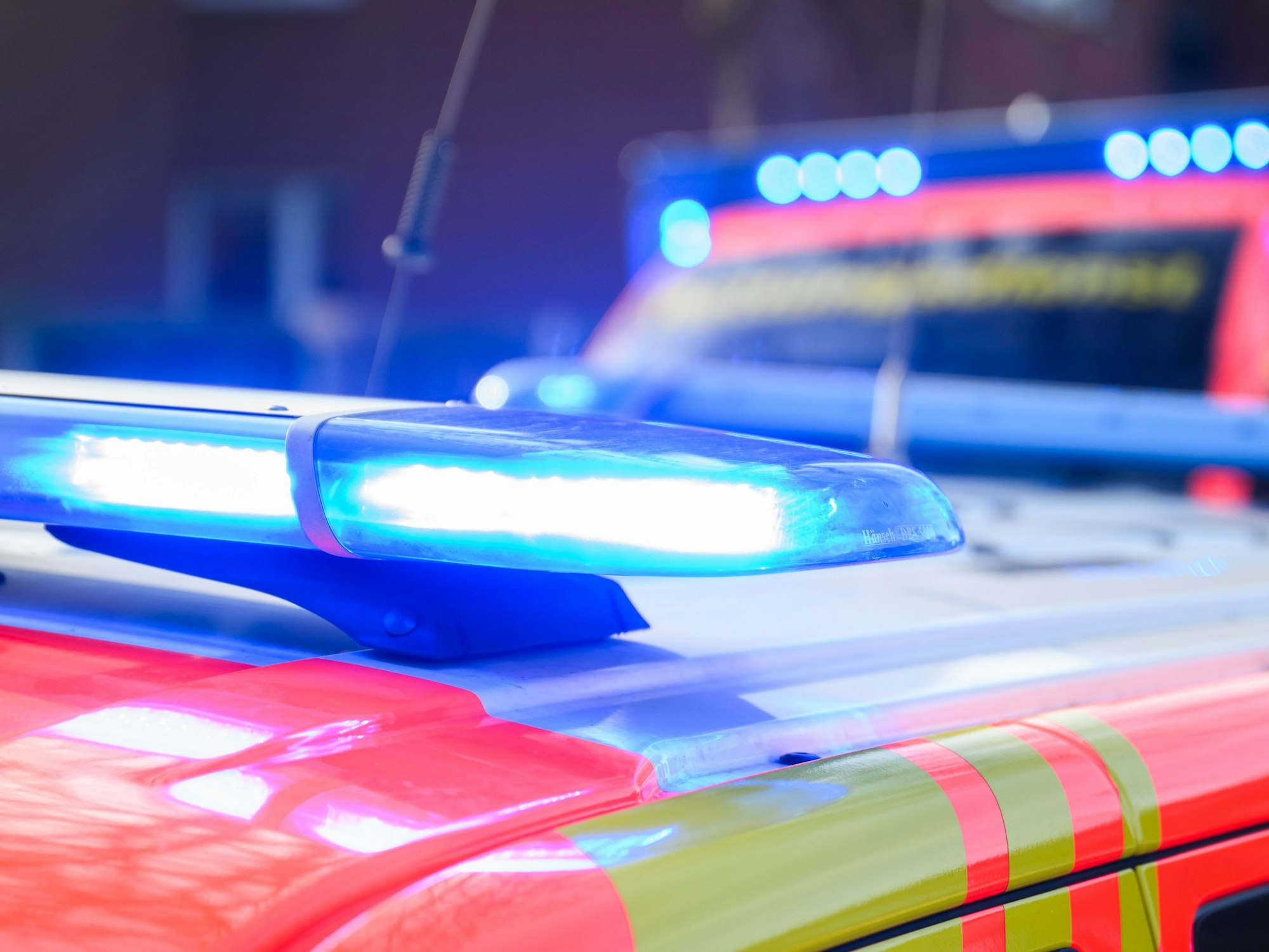 Rettungskräfte kümmerten sich um die Verletzten, nachdem ein Motorradfahrer und ein Autofahrer frontal zusammengestoßen waren. (Symbolfoto)
