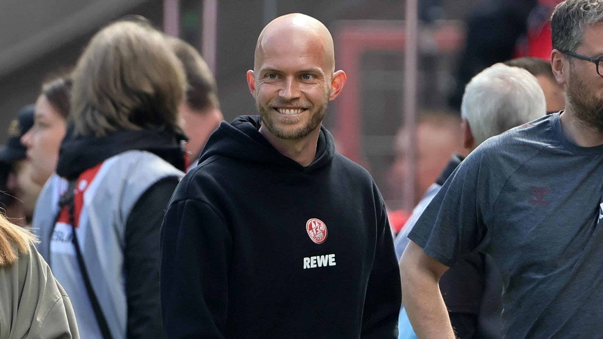 René Wagner lächelt an der Kamera vorbei.