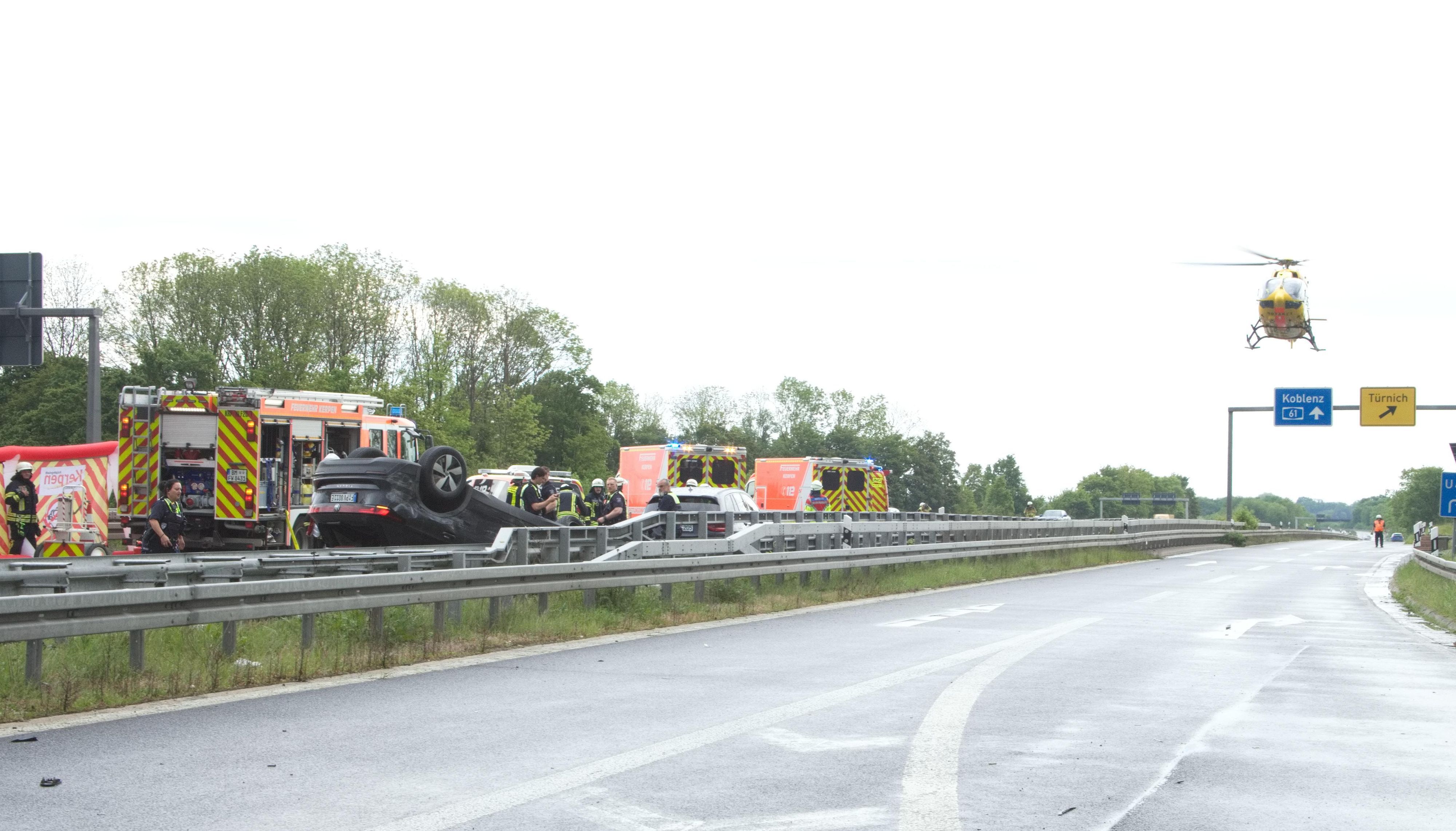 Das Bild zeigt einen Rettungshubschrauber über der Einsatzstelle.
