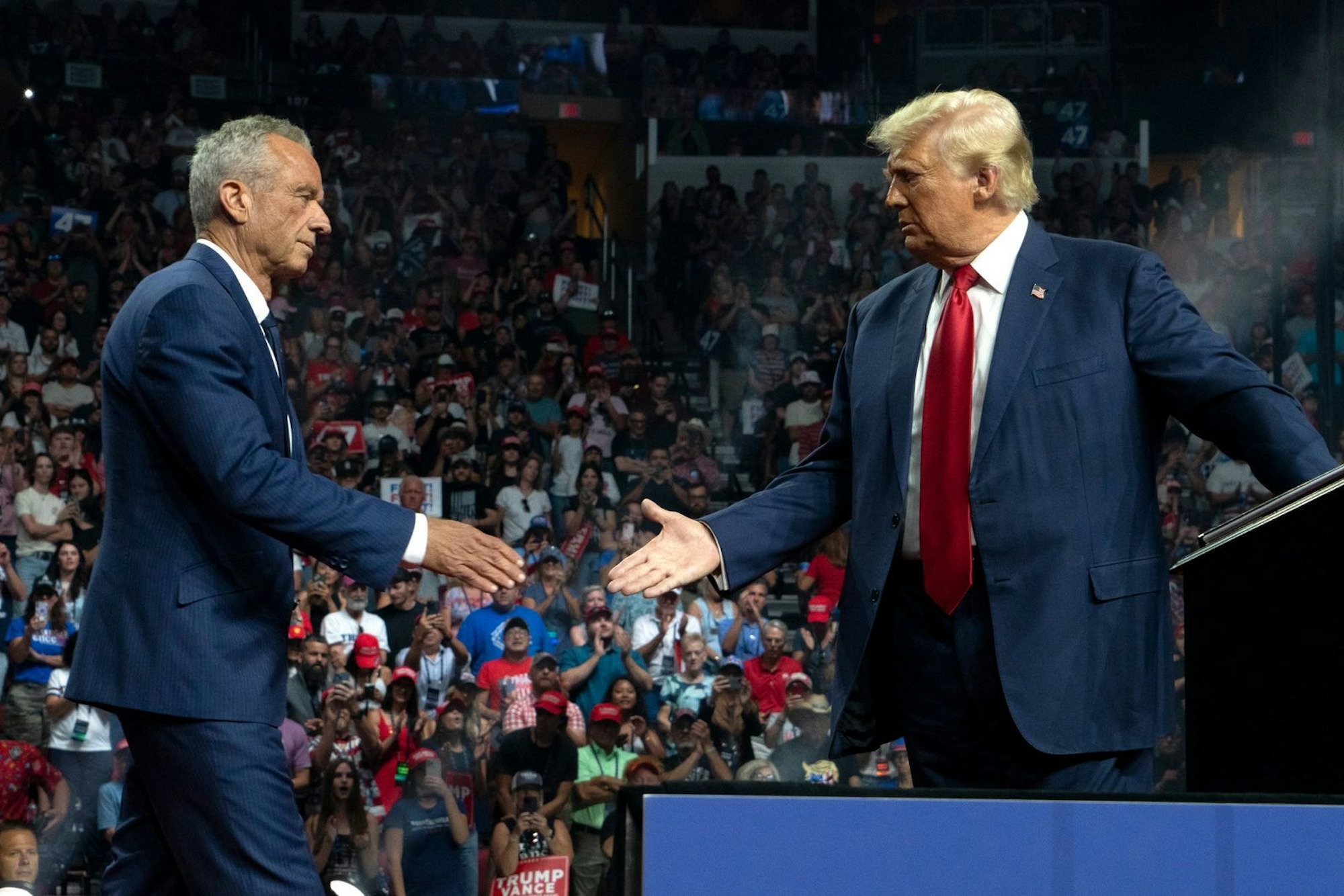 Wiewohl aus der wohl bekanntesten Demokraten-Familie der USA stammend, schloss sich Robert F. Kennedy Jr. (links) der Kampagne Donald Trumps an. (Bild: 2024 Getty Images/Rebecca Noble)