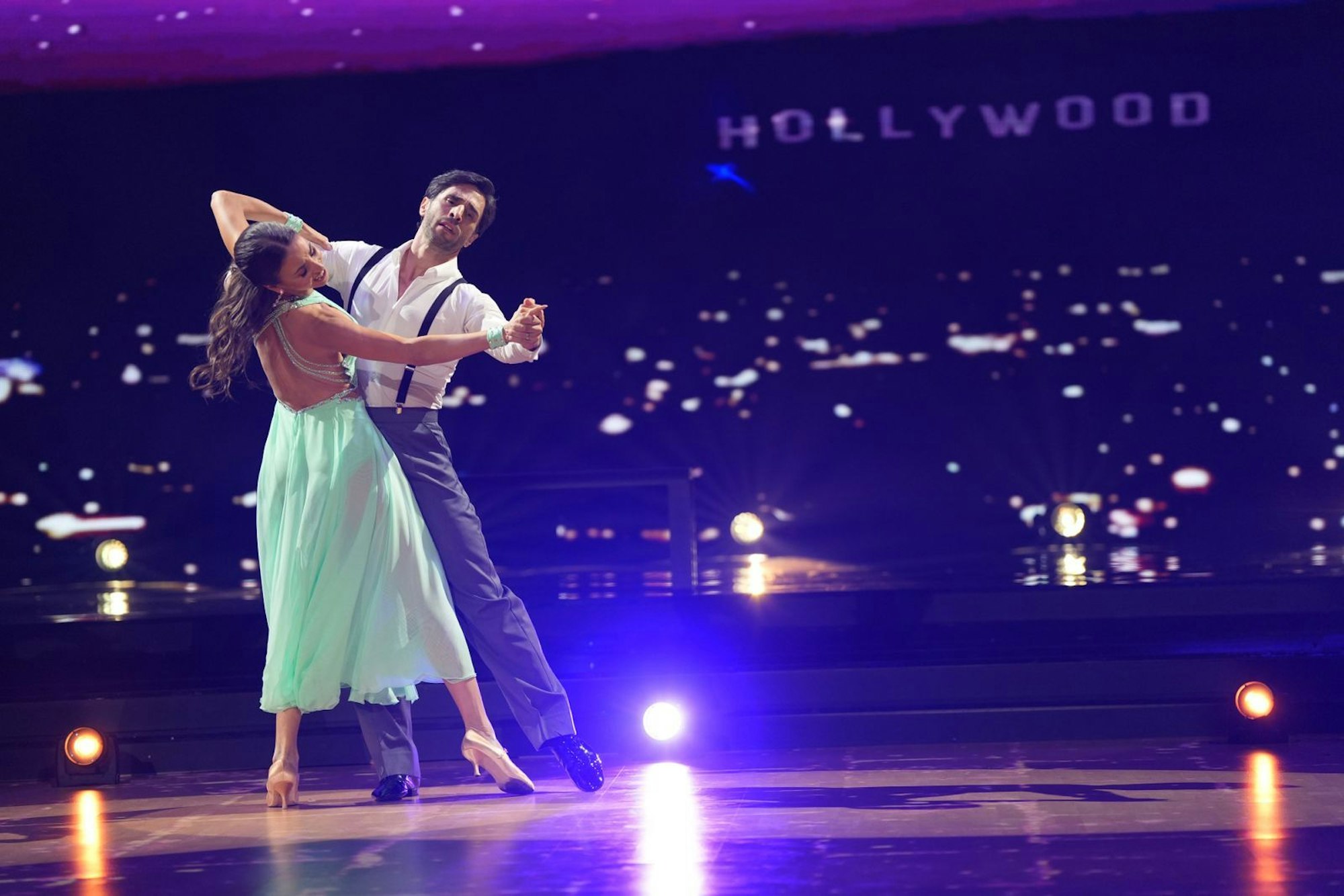Mit „Lala Land“-Eleganz betört Schauspieler Jan Kittmann die Jury und bekommt als erster Mann in der „Let's Dance“-Geschichte die volle Punktzahl für den Wiener Walzer. (Bild: RTL / Stefan Gregorowius)