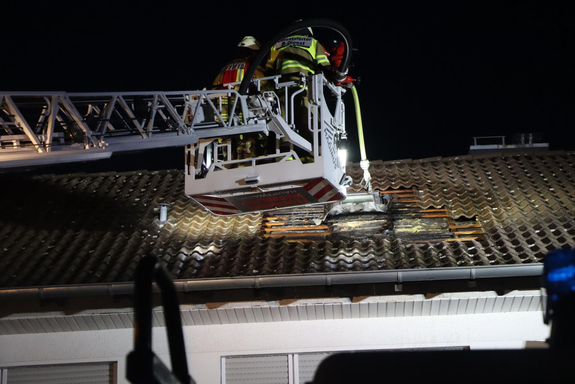 Mehr als 30 haupt- und ehrenamtliche Feuerwehrleute waren im Einsatz; ein Feuer wurde nicht gefunden.