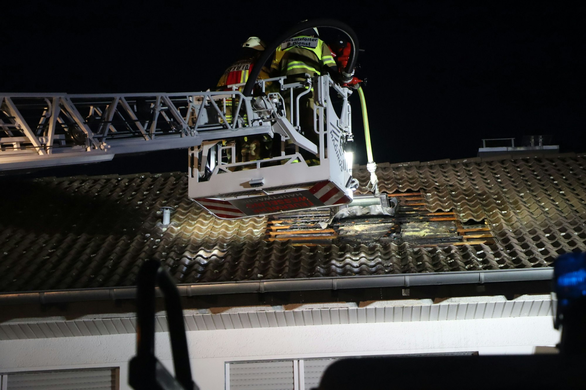 Mehr als 30 haupt- und ehrenamtliche Feuerwehrleute waren im Einsatz; ein Feuer wurde nicht gefunden.