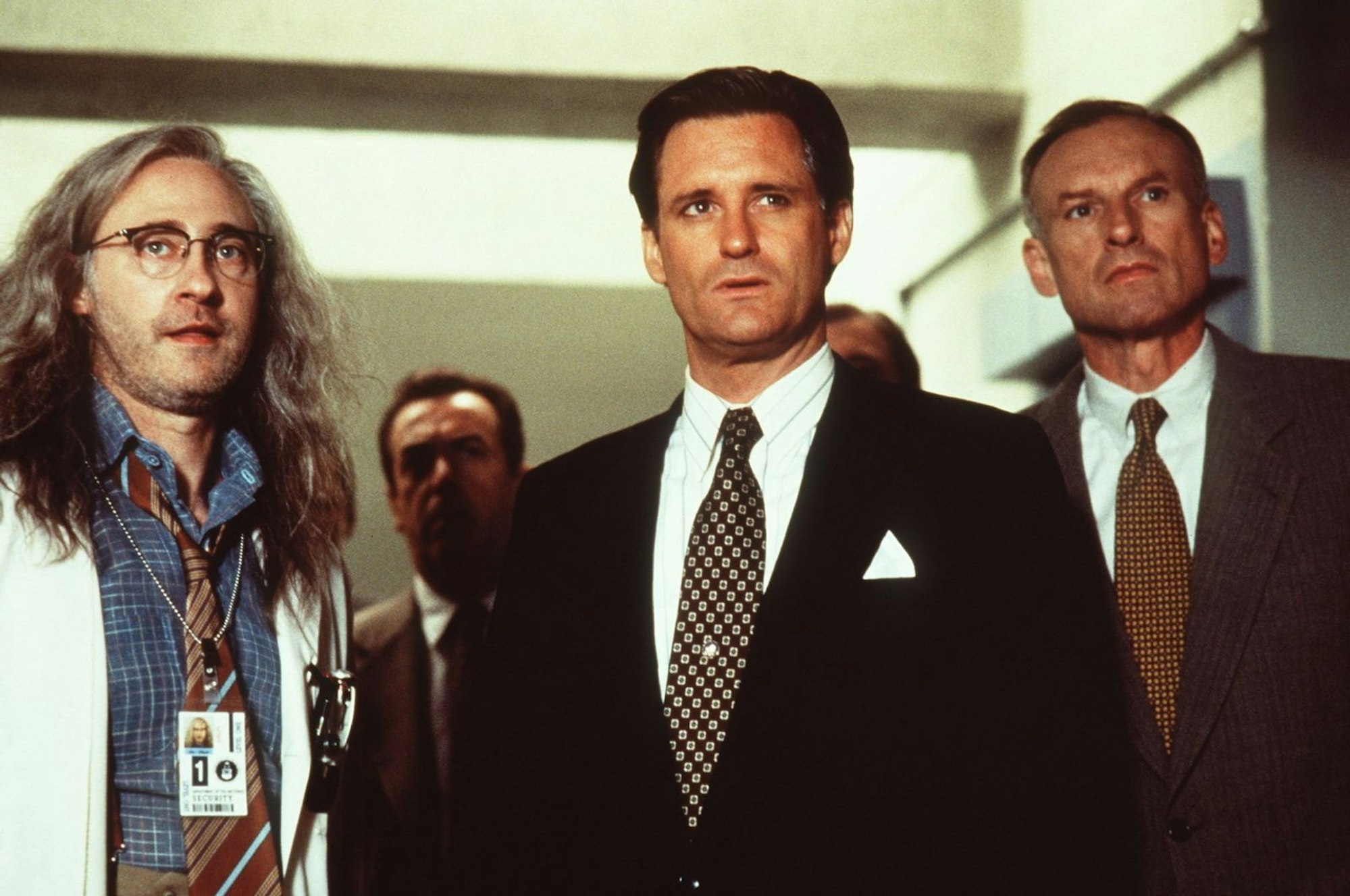 Der wissenschaftliche Leiter Brackish Okun (Brent Spiner, links) wird von einem Alien als Geisel genommen. (Bild: 20th Century Fox)