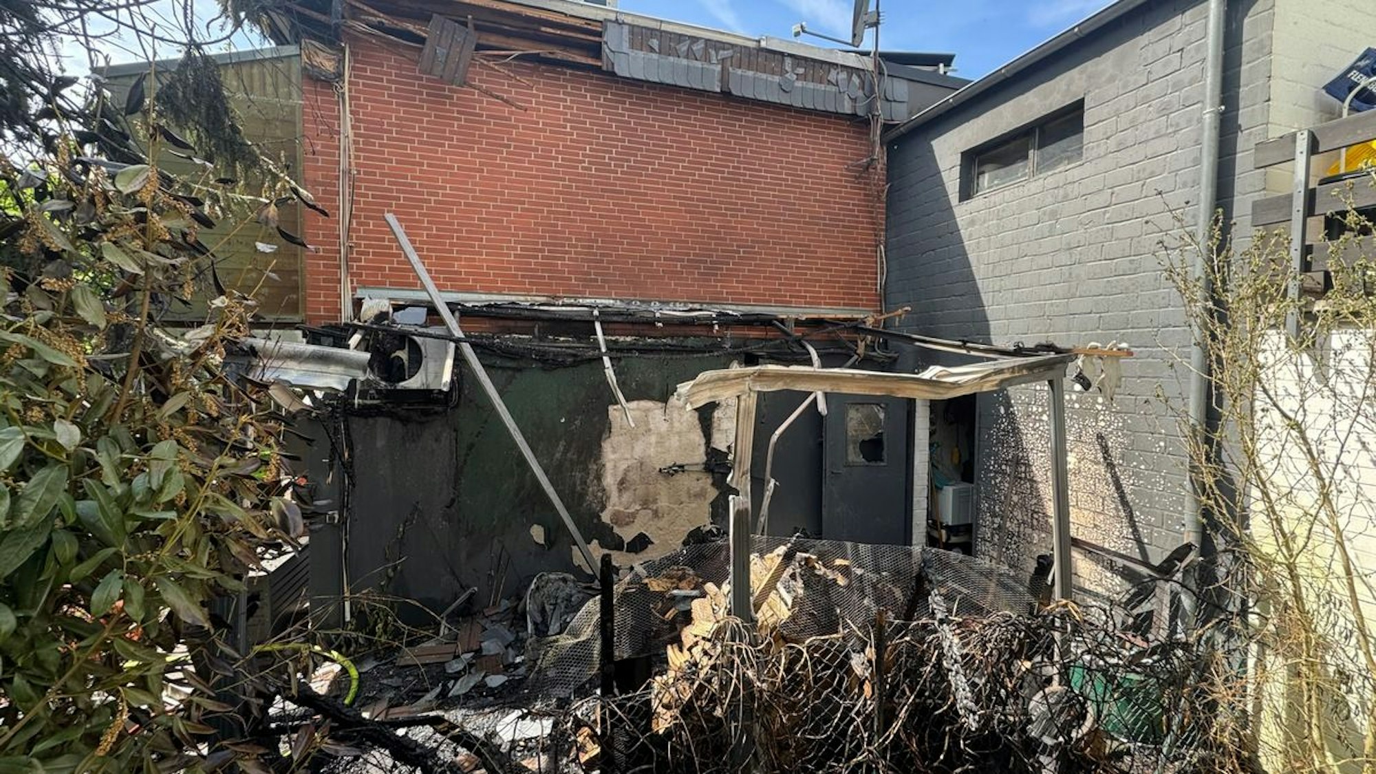 Feuer in Rösrath-Forsbach, Holzpolterbrand greift auf Gebäude über.